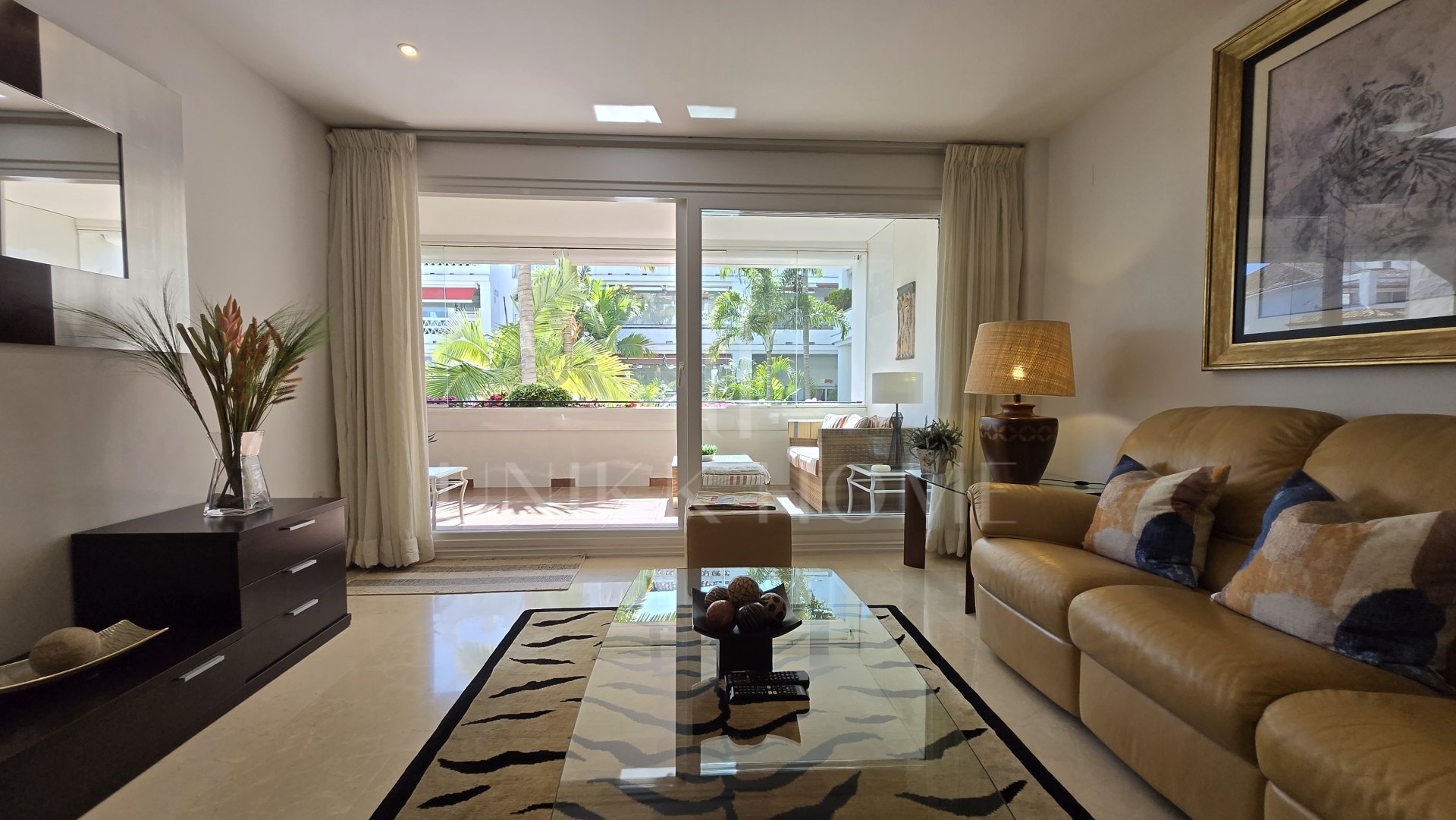 Apartamento de Lujo en Primera Línea de Playa en Las Cañas Beach, Milla de Oro Marbella