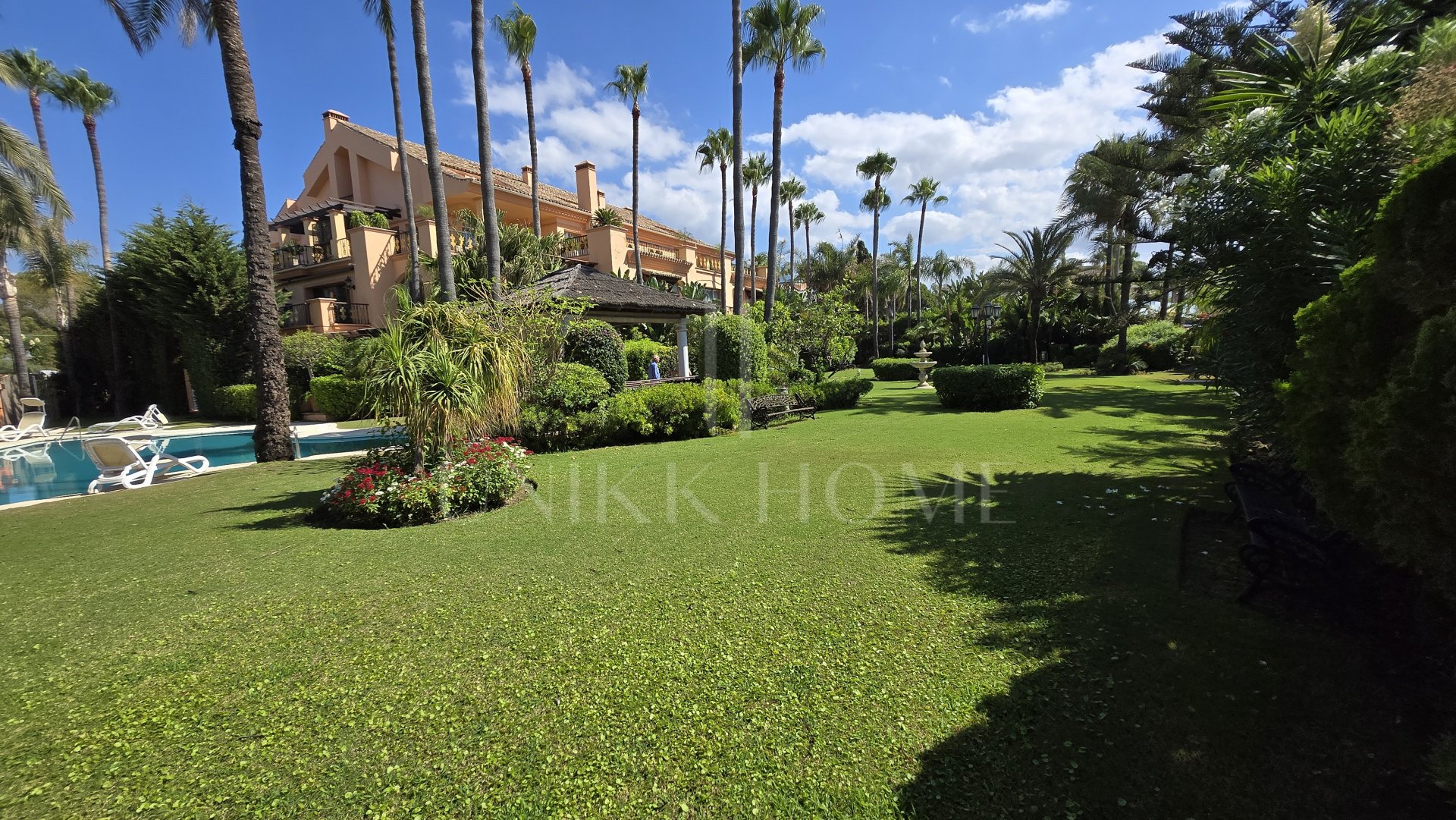 Exclusive luxury ground floor apartment with garden on the first line beach of Puerto Banús