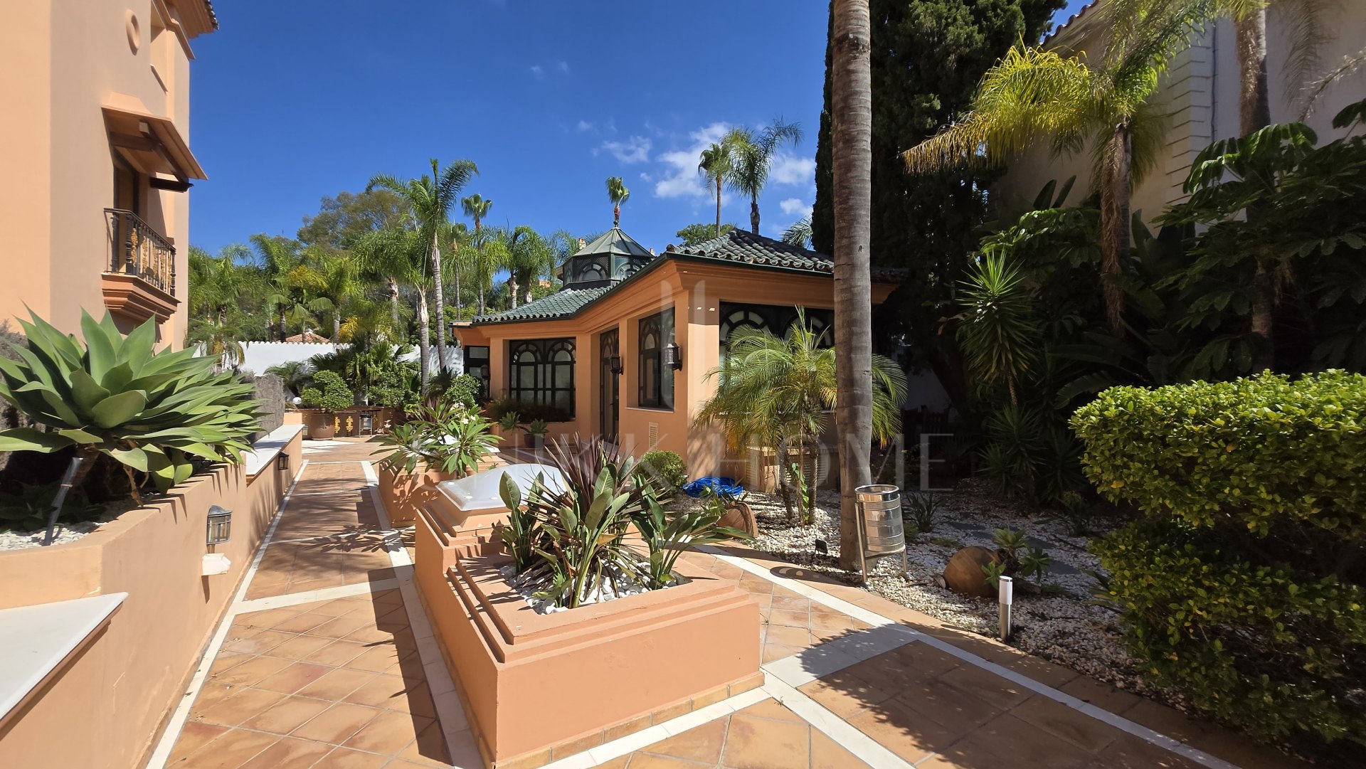 Exclusive luxury ground floor apartment with garden on the first line beach of Puerto Banús