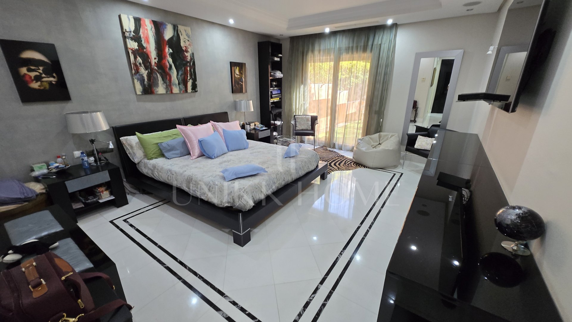 Exclusive luxury ground floor apartment with garden on the first line beach of Puerto Banús