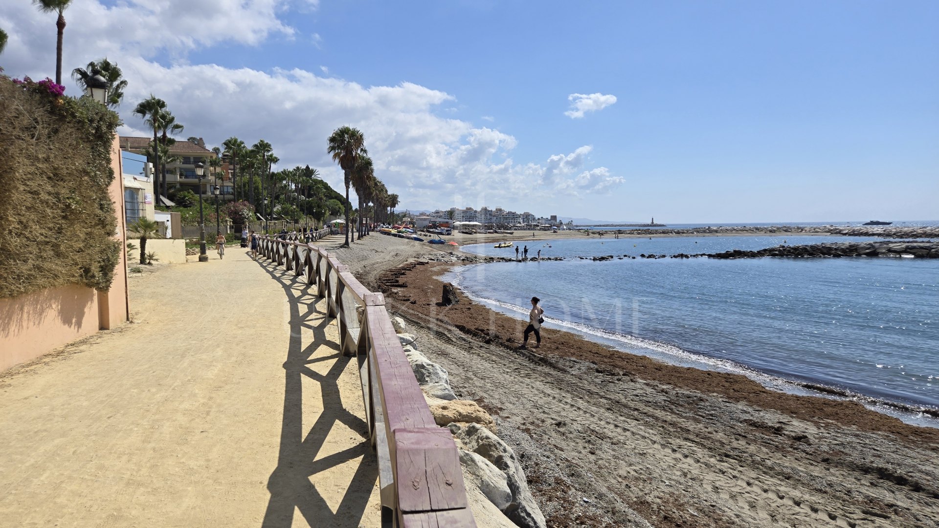 Exclusive luxury ground floor apartment with garden on the first line beach of Puerto Banús