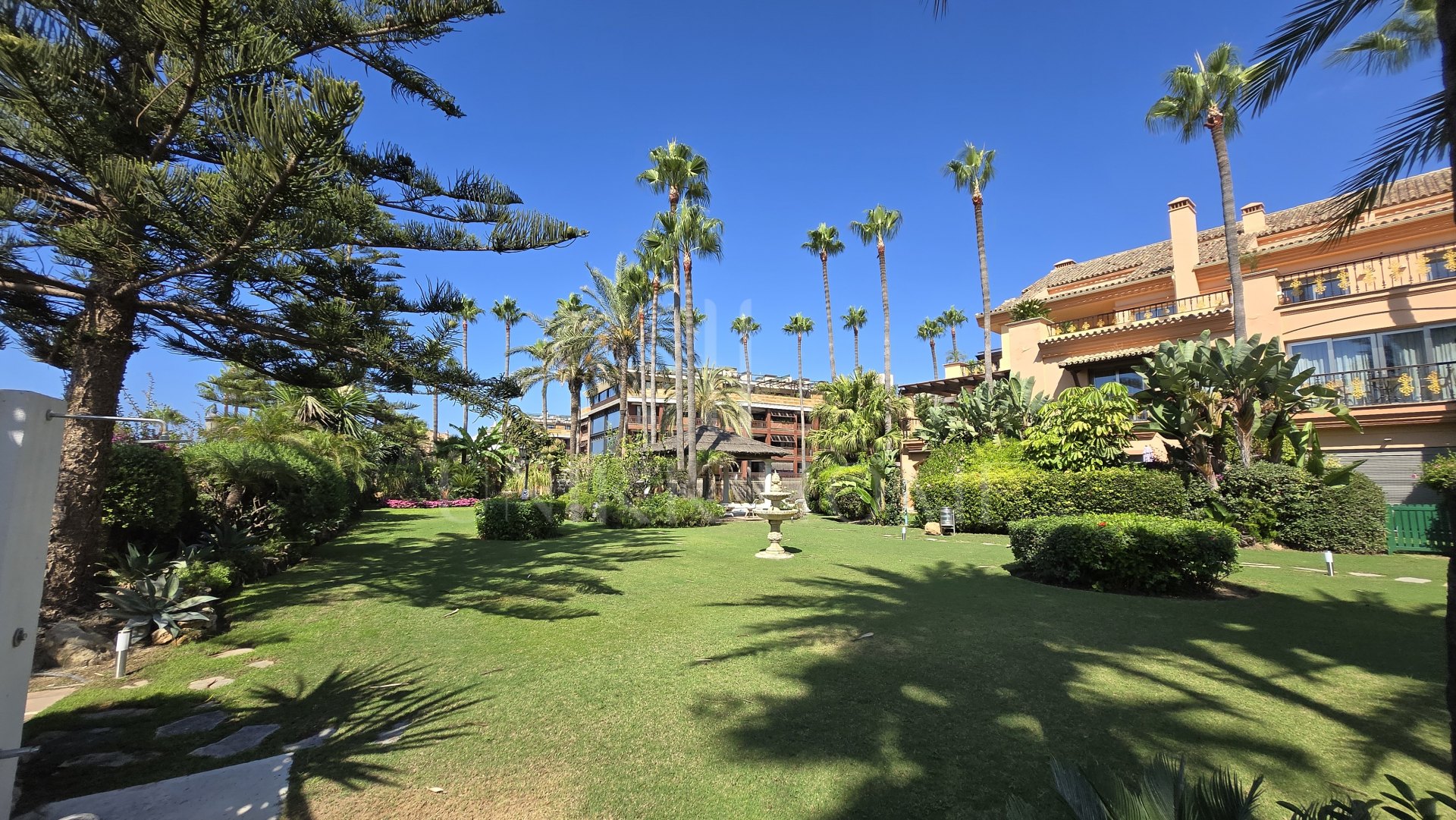 Exclusive luxury ground floor apartment with garden on the first line beach of Puerto Banús