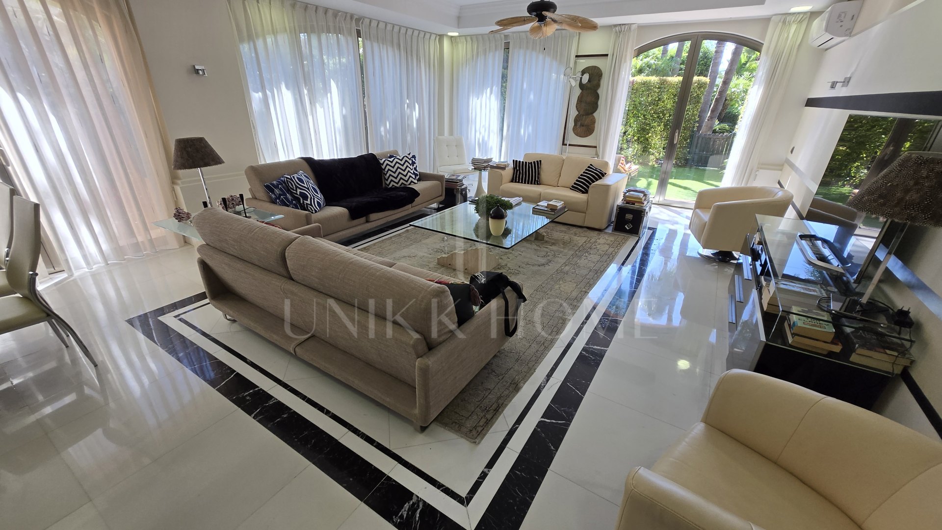 Exclusive luxury ground floor apartment with garden on the first line beach of Puerto Banús