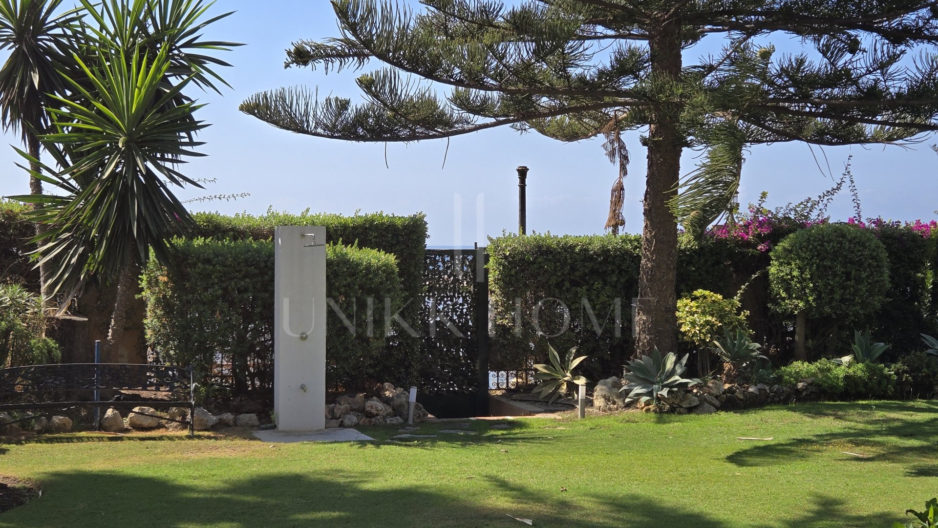 Exclusive luxury ground floor apartment with garden on the first line beach of Puerto Banús