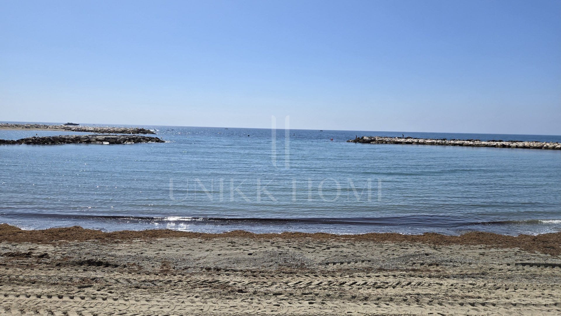 Exclusive luxury ground floor apartment with garden on the first line beach of Puerto Banús