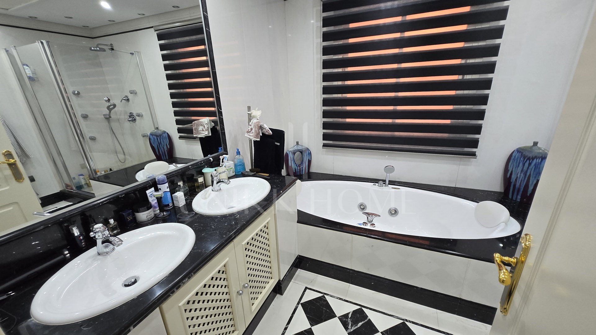 Exclusive luxury ground floor apartment with garden on the first line beach of Puerto Banús