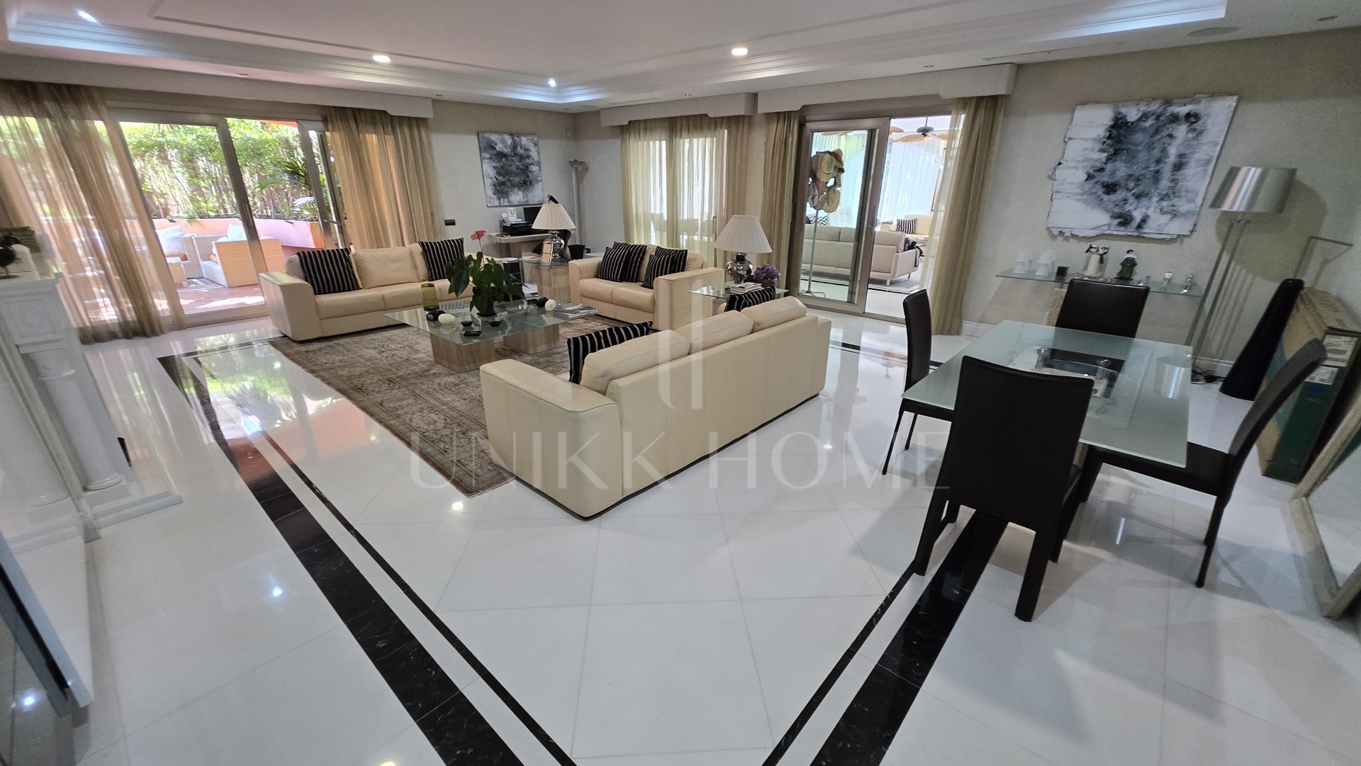 Exclusive luxury ground floor apartment with garden on the first line beach of Puerto Banús