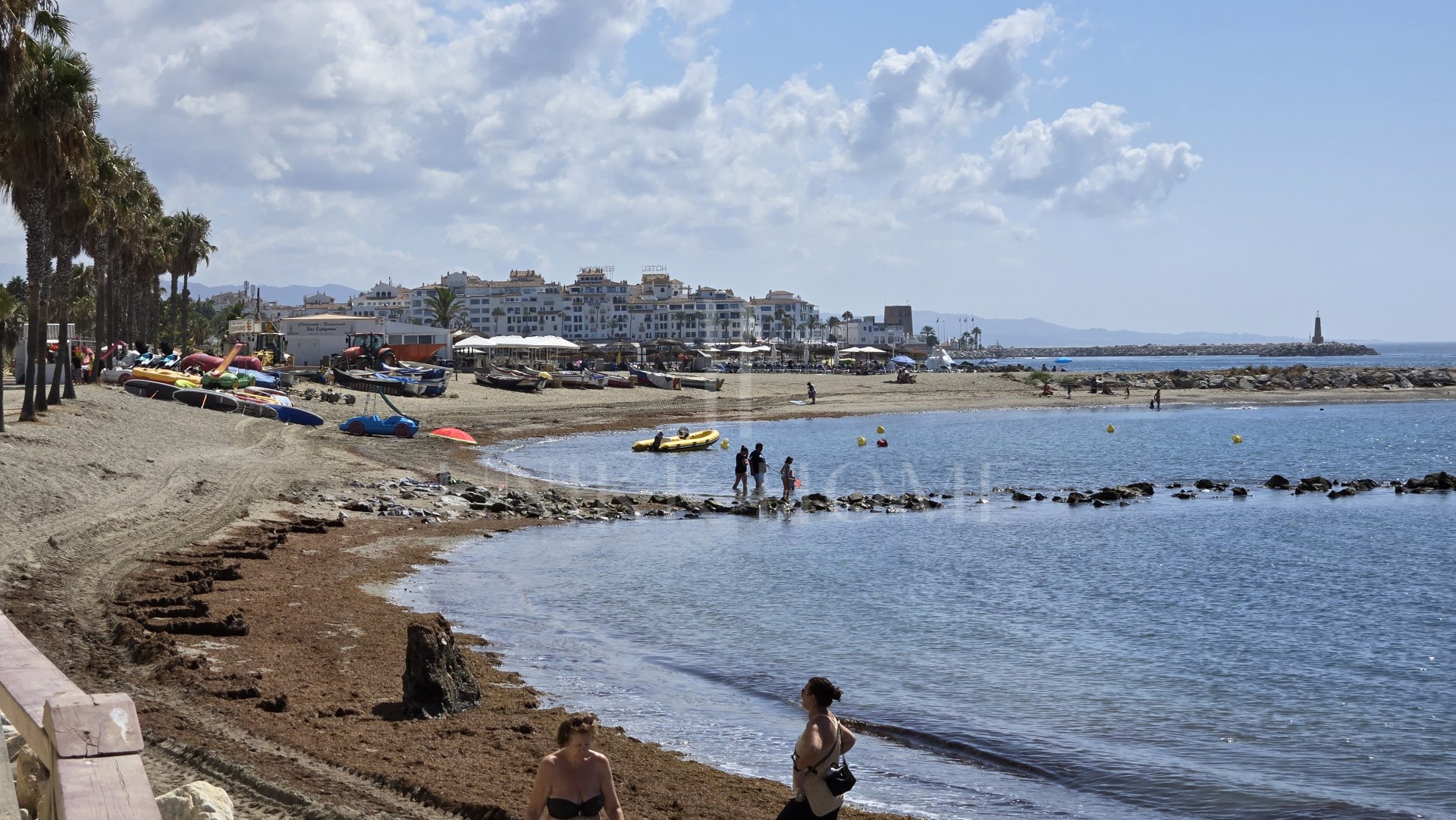 Exclusive luxury ground floor apartment with garden on the first line beach of Puerto Banús