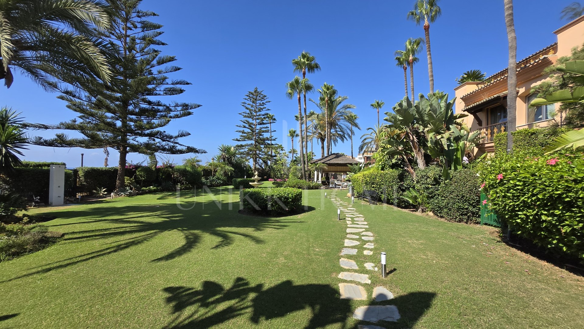 Exclusive luxury ground floor apartment with garden on the first line beach of Puerto Banús