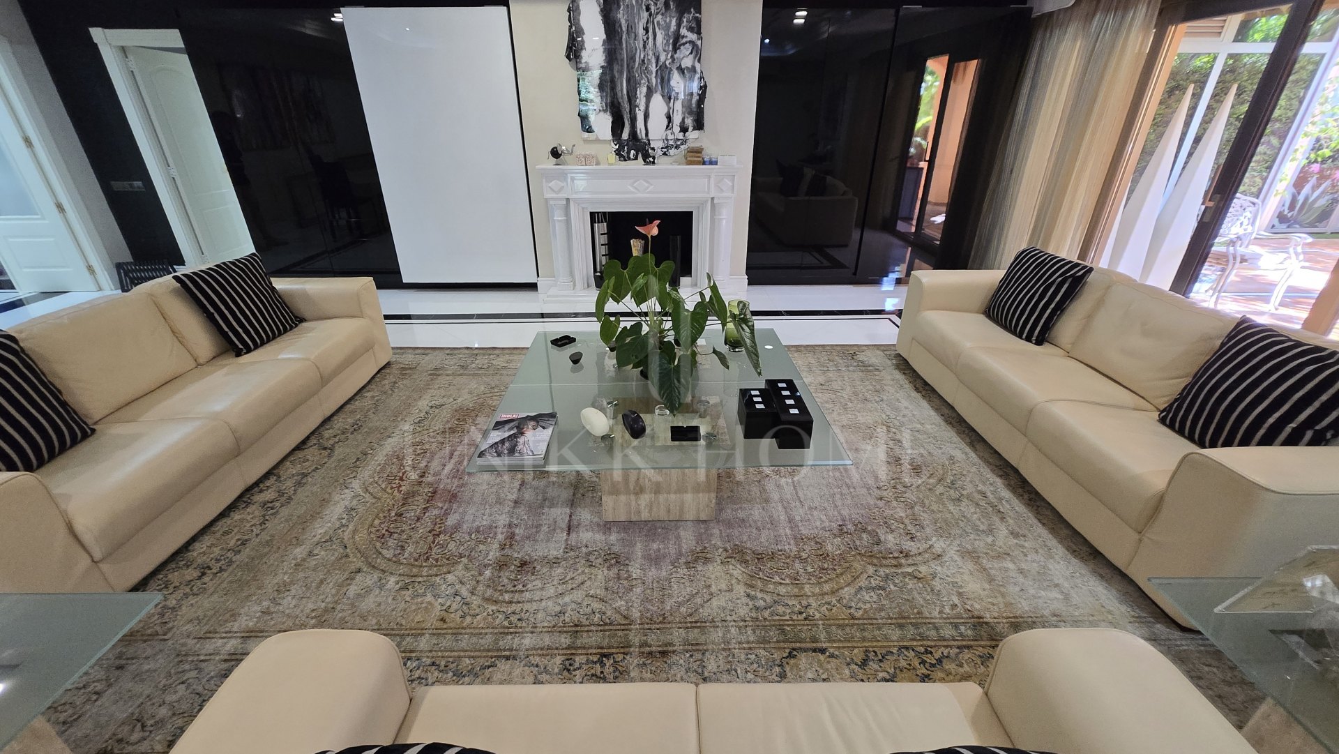 Exclusive luxury ground floor apartment with garden on the first line beach of Puerto Banús