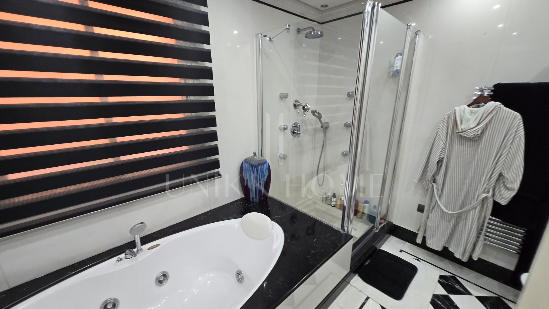 Exclusive luxury ground floor apartment with garden on the first line beach of Puerto Banús