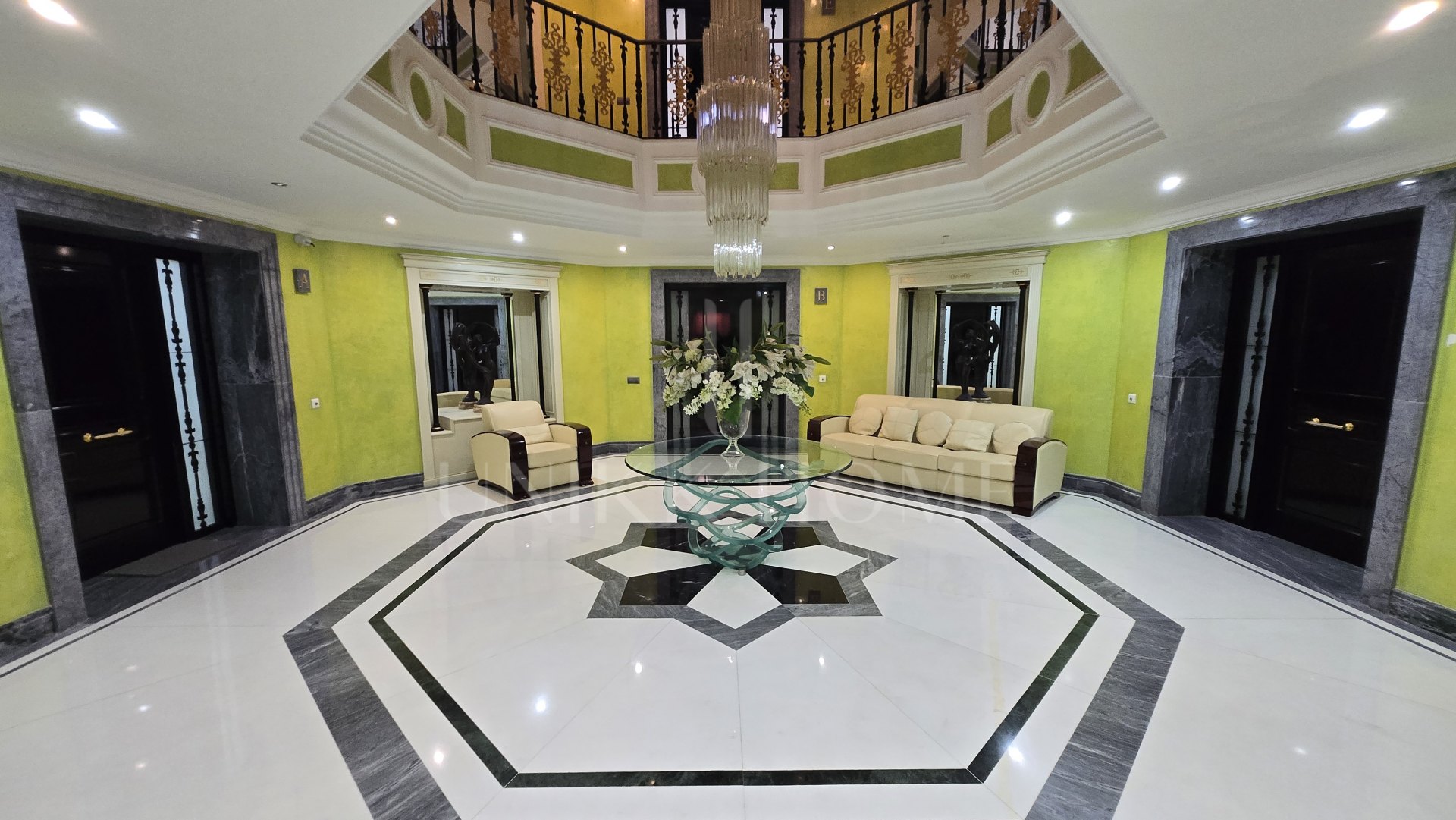 Exclusive luxury ground floor apartment with garden on the first line beach of Puerto Banús