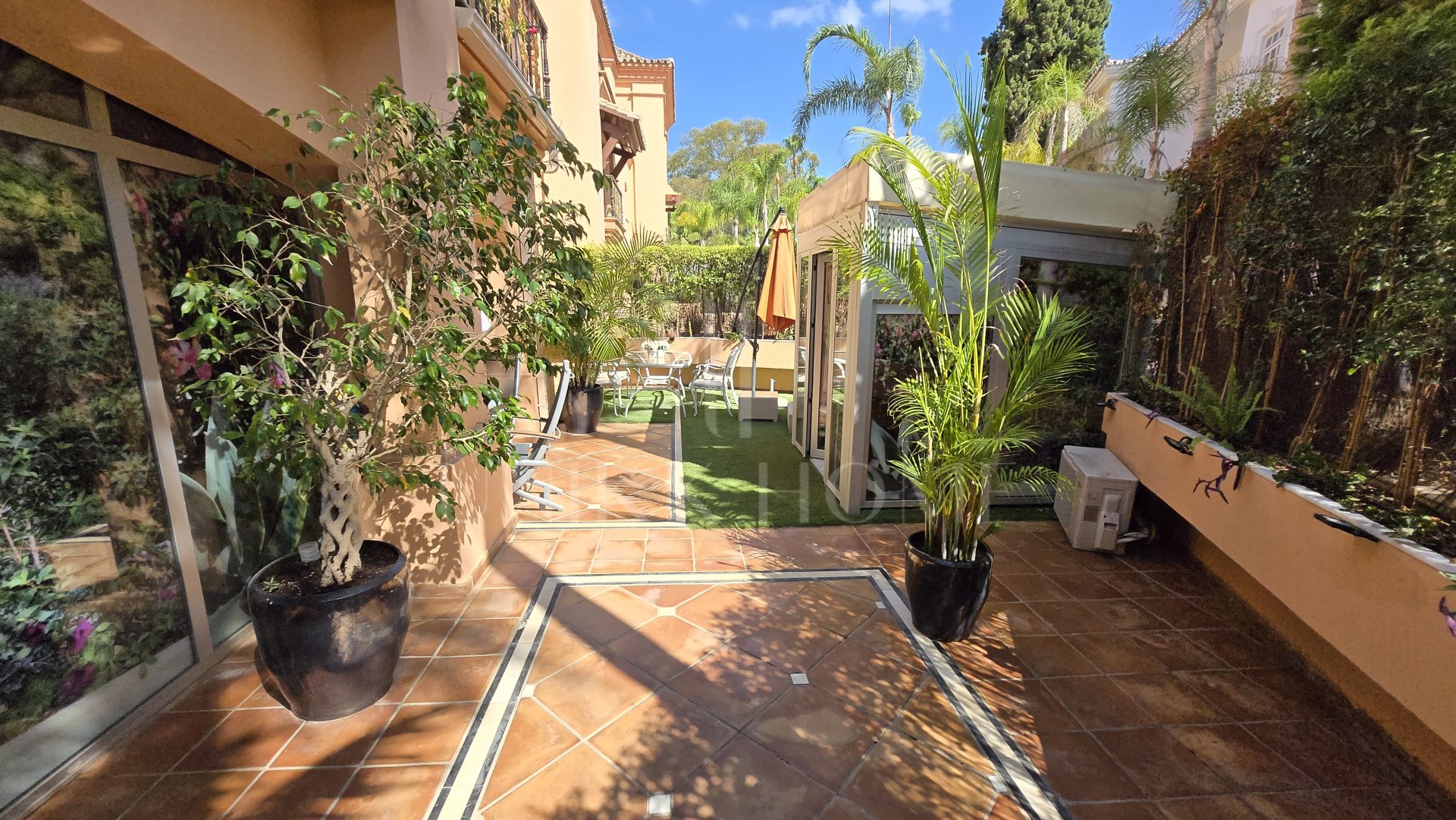 Exclusive luxury ground floor apartment with garden on the first line beach of Puerto Banús