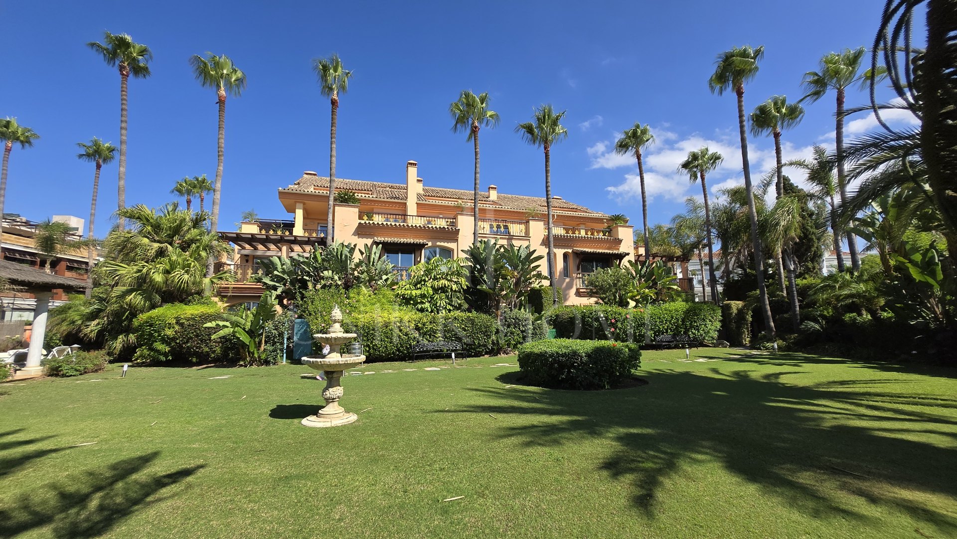Exclusive luxury ground floor apartment with garden on the first line beach of Puerto Banús