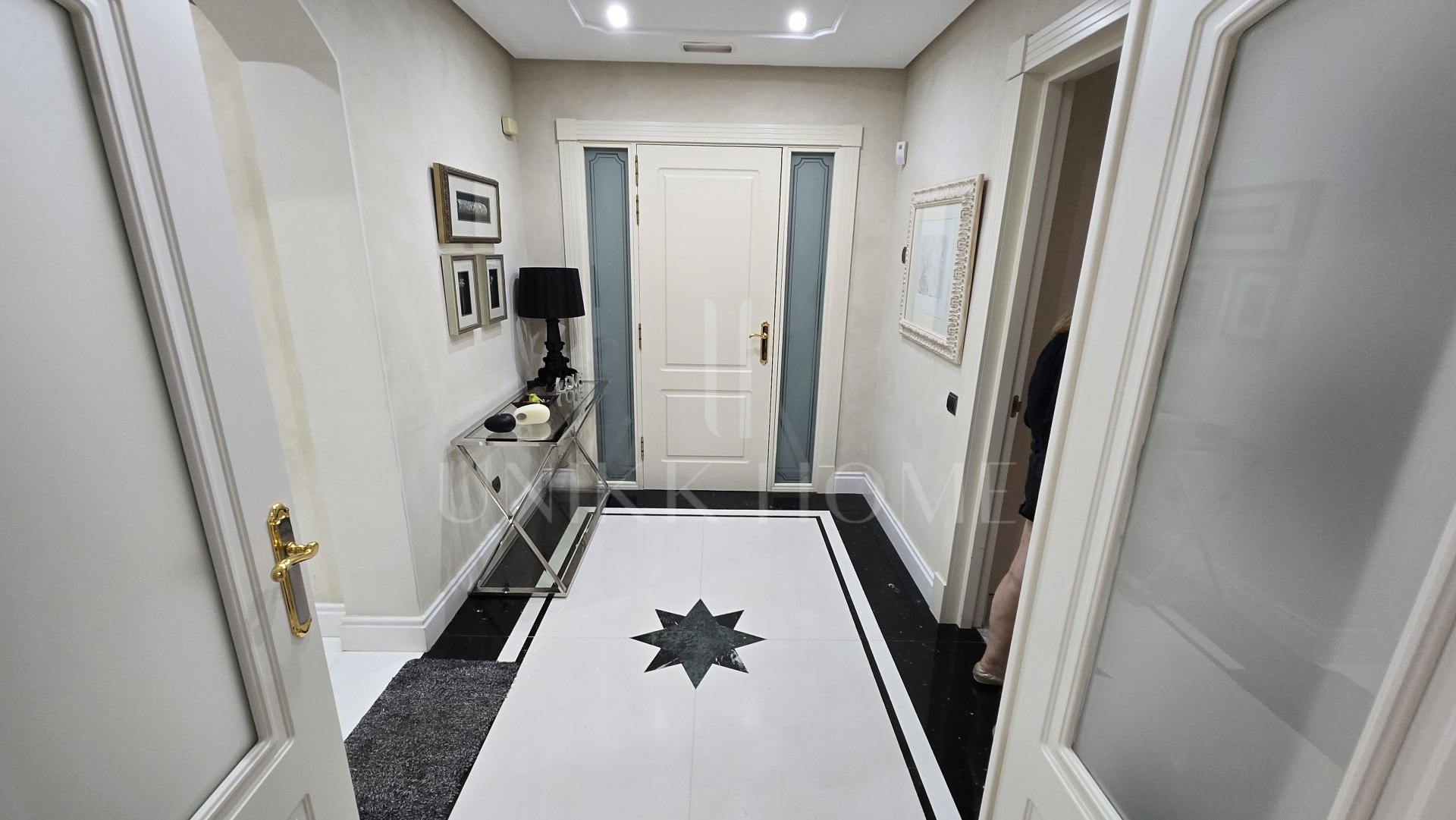 Exclusive luxury ground floor apartment with garden on the first line beach of Puerto Banús