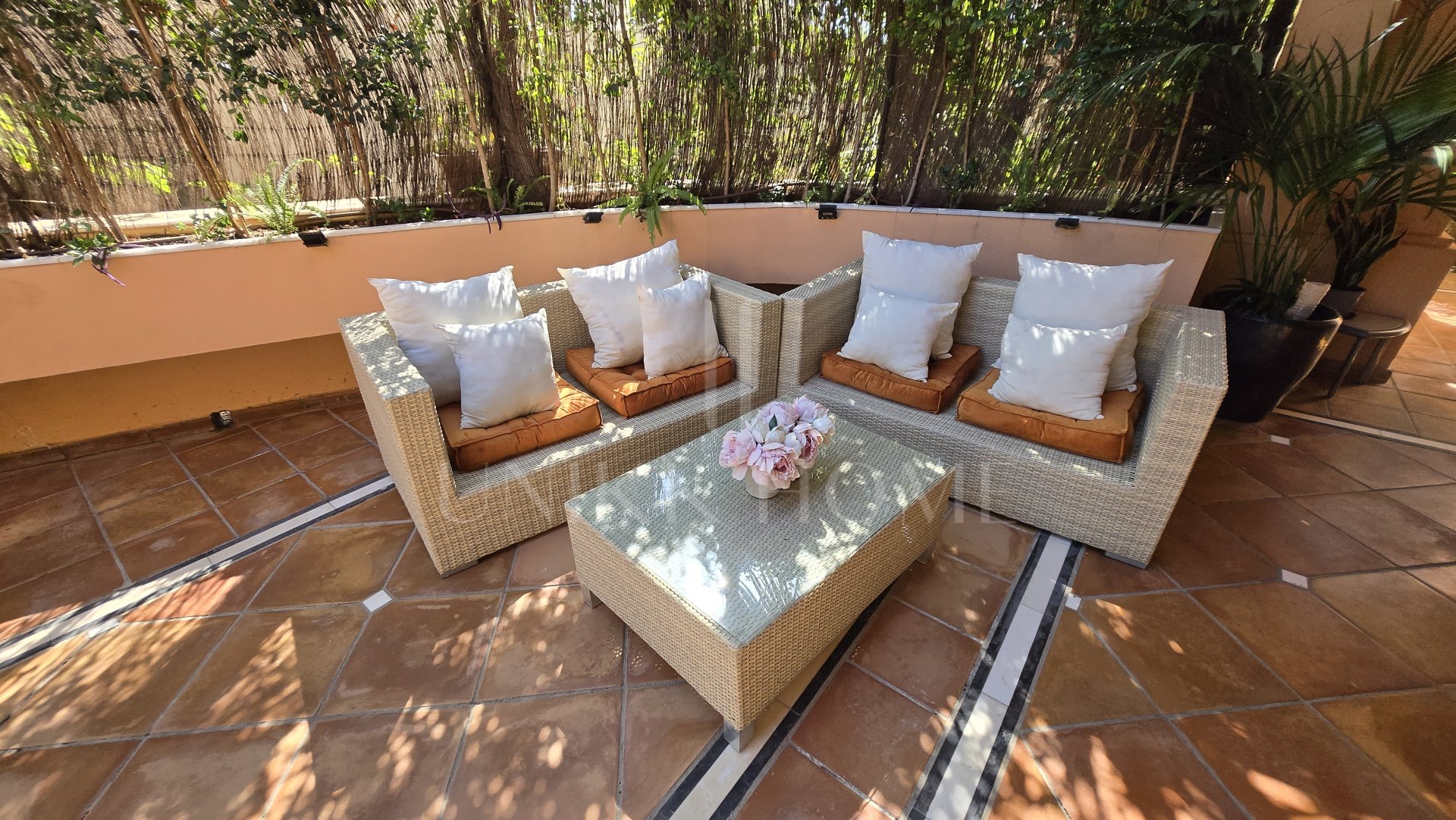 Exclusive luxury ground floor apartment with garden on the first line beach of Puerto Banús