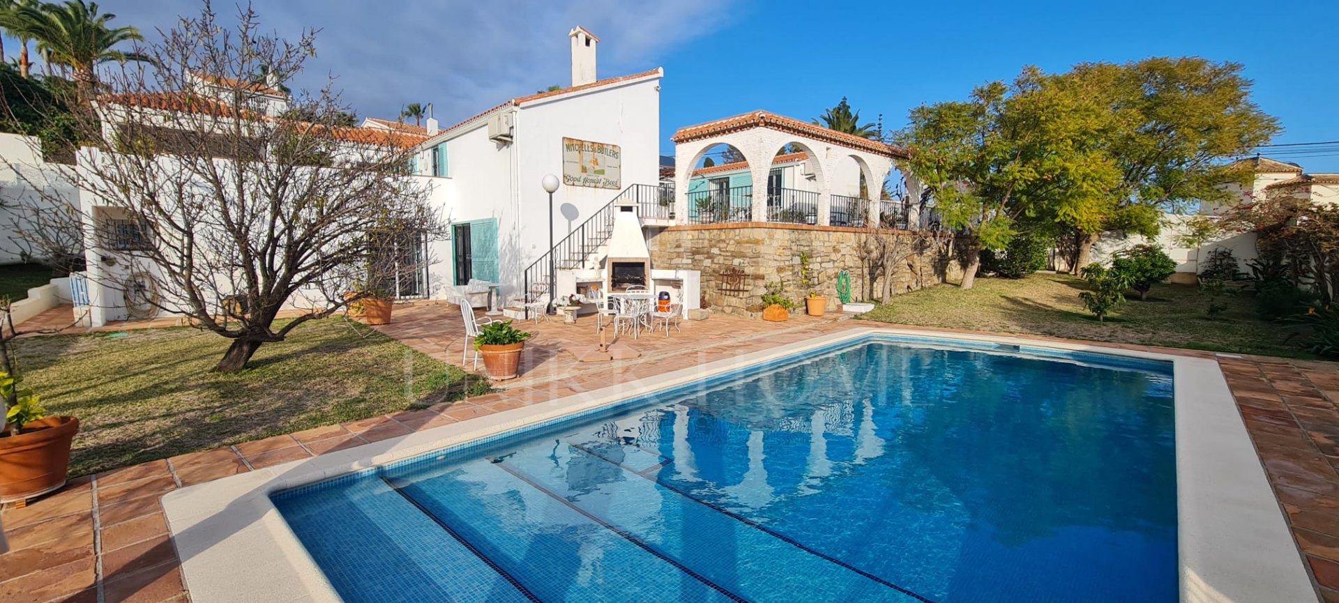 Encantadora villa con vistas panorámicas al mar en Puerto Romano, Estepona