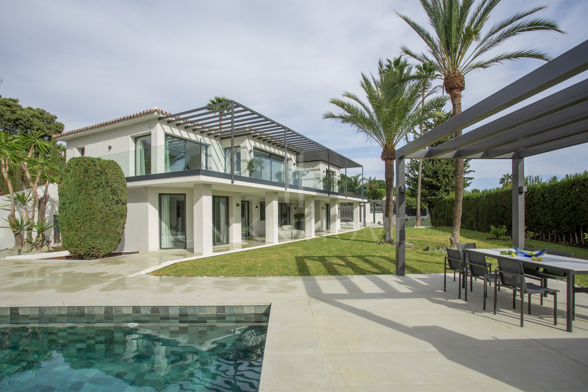 Lujosa villa de cinco dormitorios con vistas panorámicas al mar en Rocío de Nagüeles, Milla de Oro de Marbella