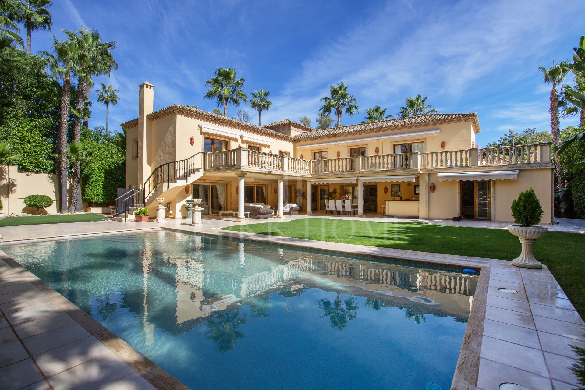 ESPECTACULAR VILLA DE LUJO DE 5 DORMITORIOS UBICADA EN NUEVA ANDALUCÍA