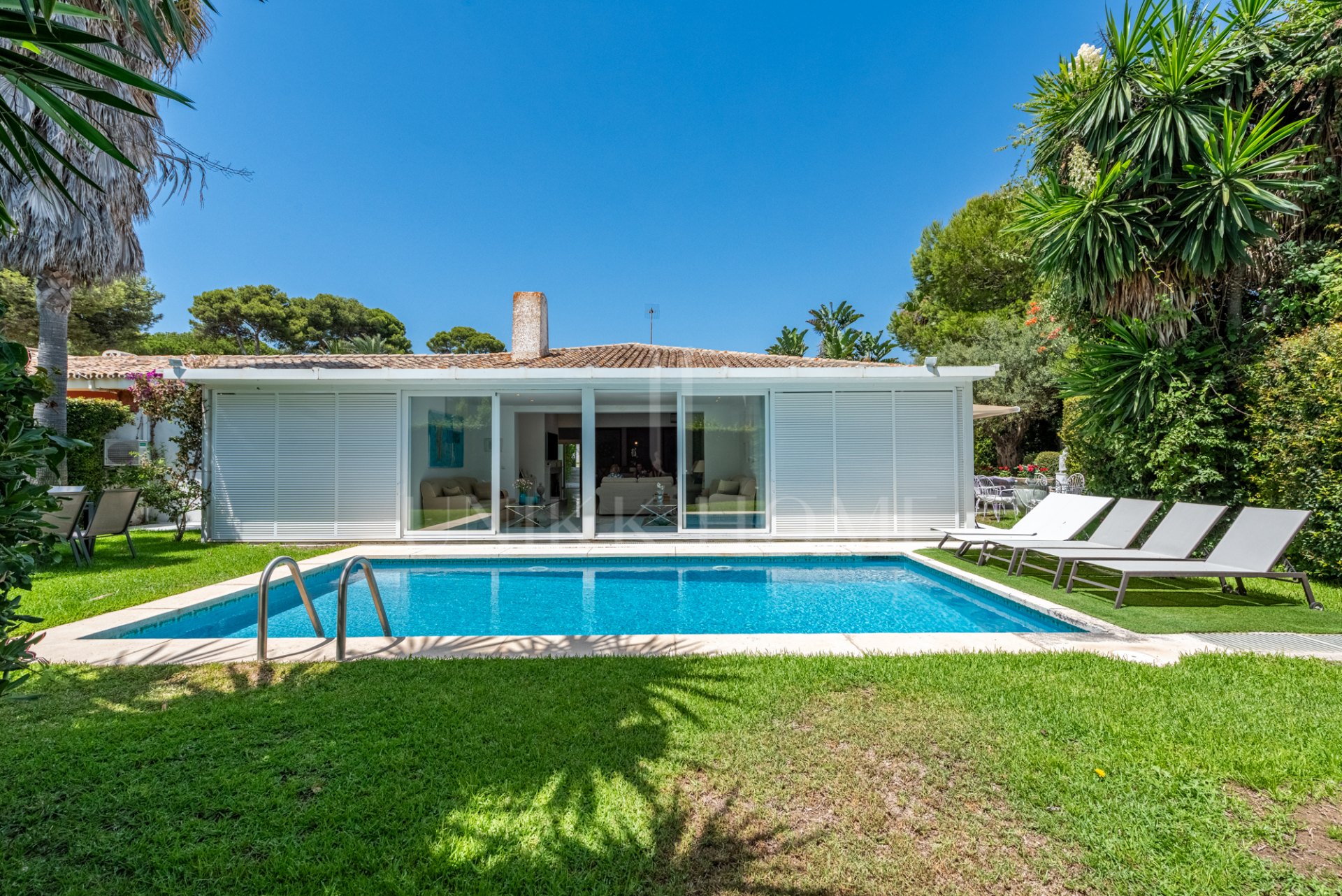 ELEGANT SEMI-DETACHED BEACHSIDE VILLA IN LOS MONTEROS, MARBELLA EAST – JUST 150M FROM THE BEACH