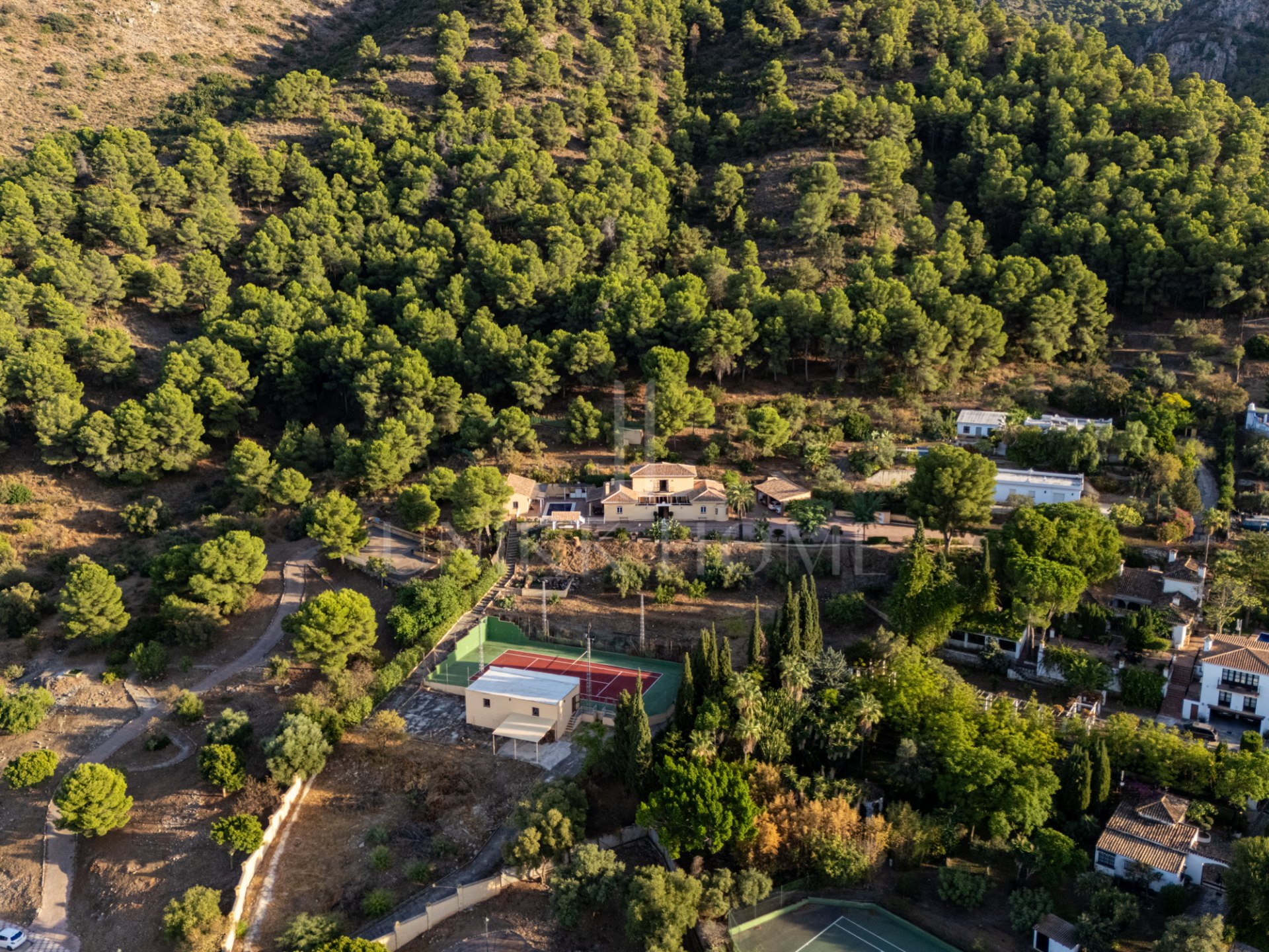 EXCLUSIVE LUXURY ESTATE WITH GUEST HOUSE, GYM, TENNIS COURT AND PANORAMIC VIEWS IN ALHAURÍN DE LA TORRE