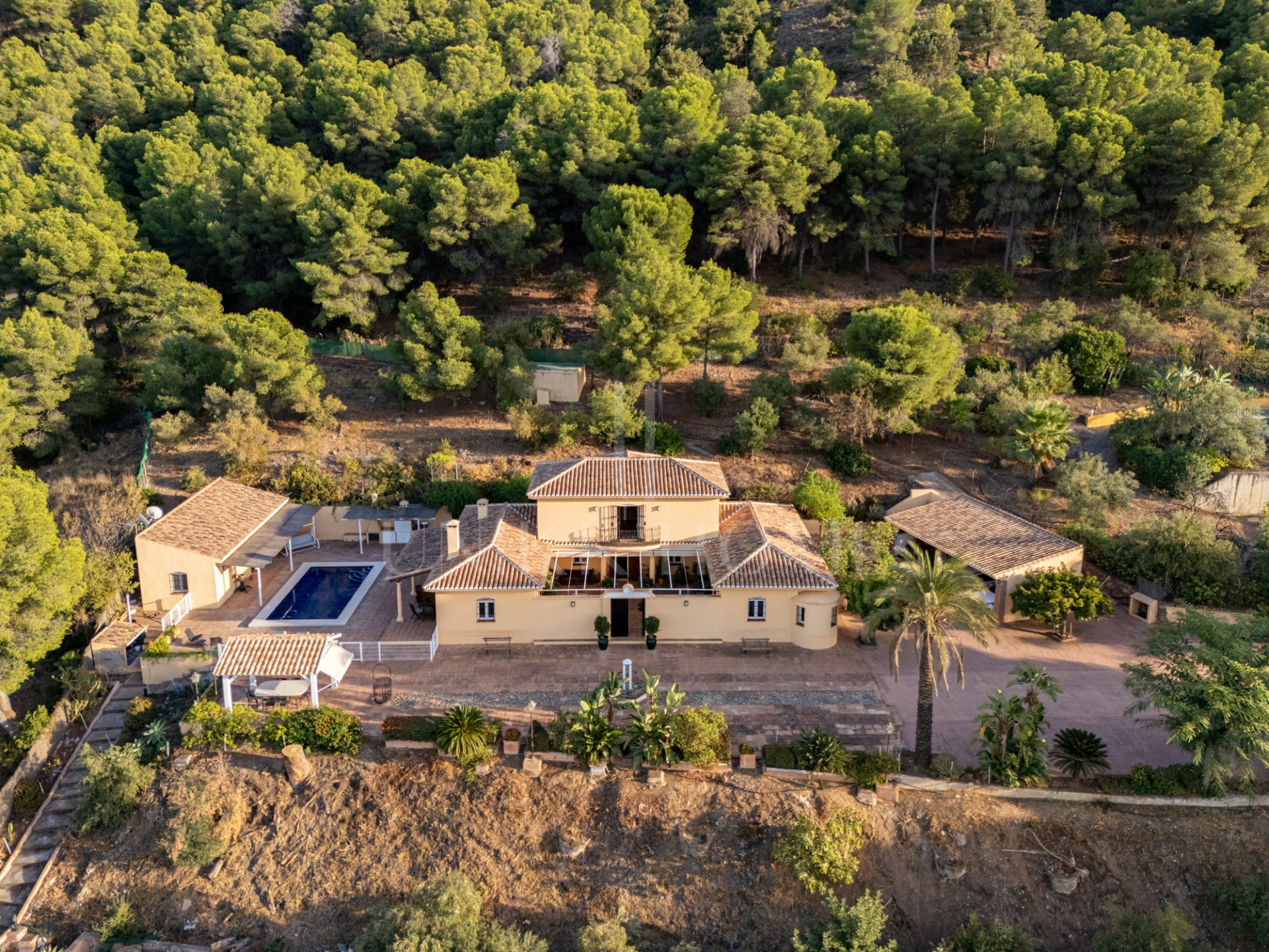 EXCLUSIVE LUXURY ESTATE WITH GUEST HOUSE, GYM, TENNIS COURT AND PANORAMIC VIEWS IN ALHAURÍN DE LA TORRE