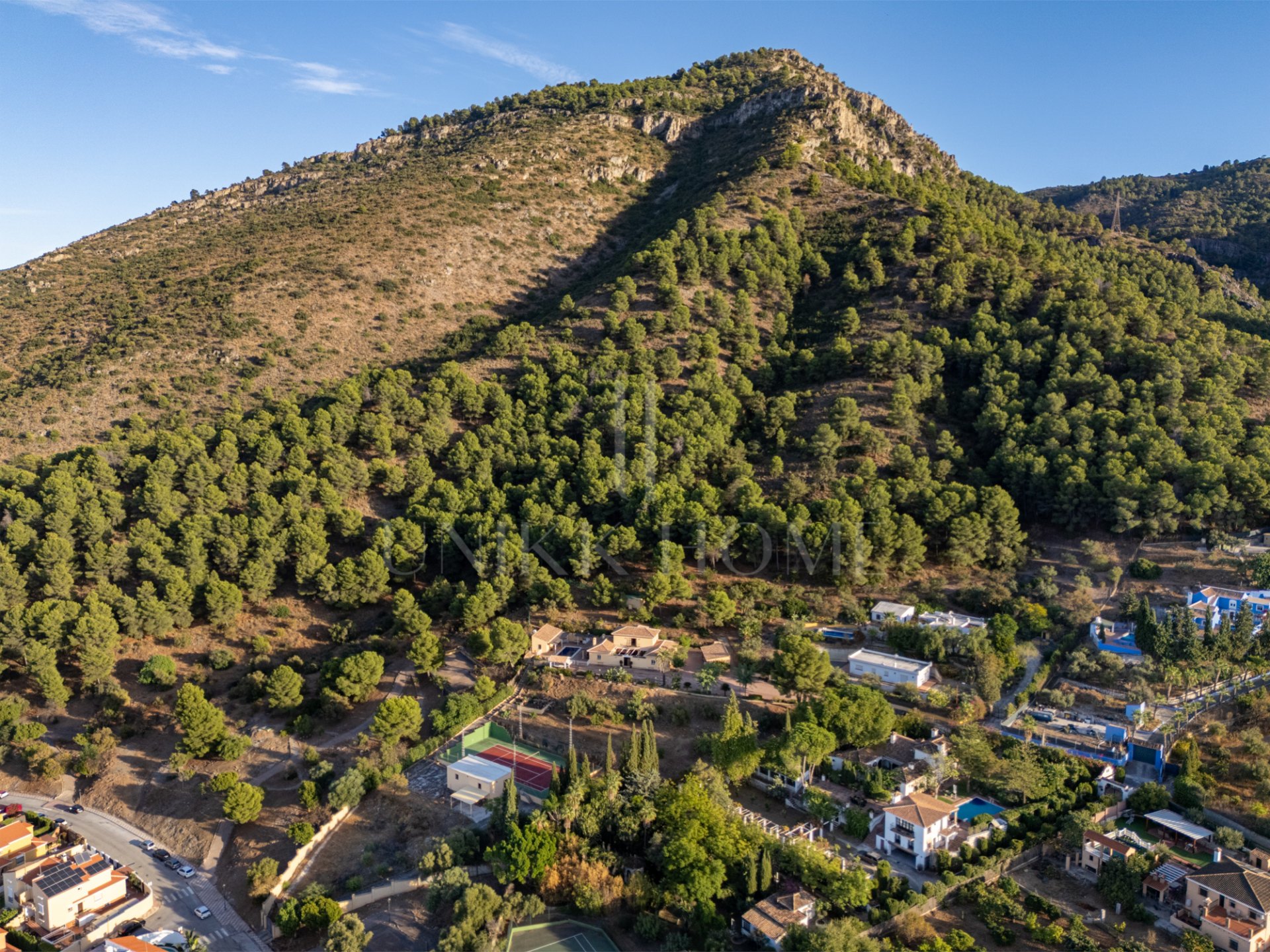 EXCLUSIVE LUXURY ESTATE WITH GUEST HOUSE, GYM, TENNIS COURT AND PANORAMIC VIEWS IN ALHAURÍN DE LA TORRE