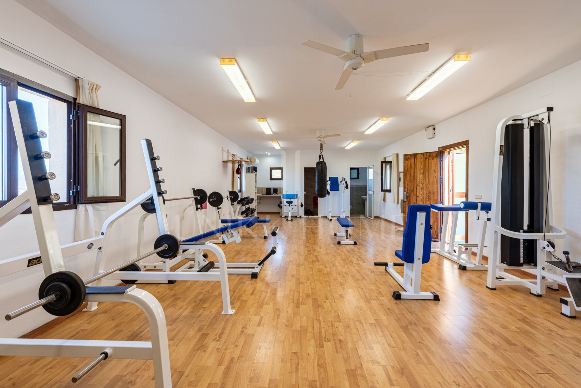 EXCLUSIVE LUXURY ESTATE WITH GUEST HOUSE, GYM, TENNIS COURT AND PANORAMIC VIEWS IN ALHAURÍN DE LA TORRE