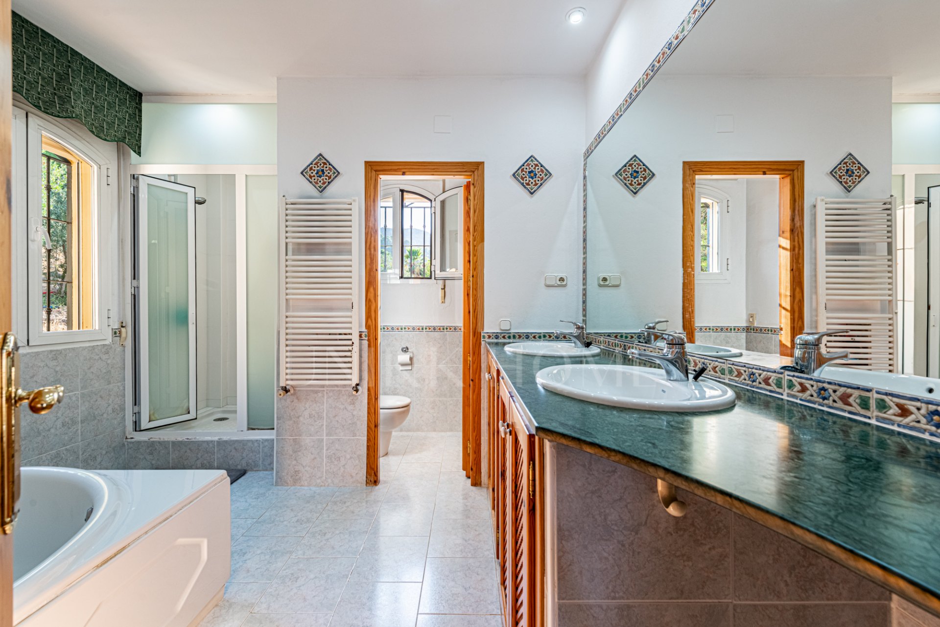 EXCLUSIVE LUXURY ESTATE WITH GUEST HOUSE, GYM, TENNIS COURT AND PANORAMIC VIEWS IN ALHAURÍN DE LA TORRE