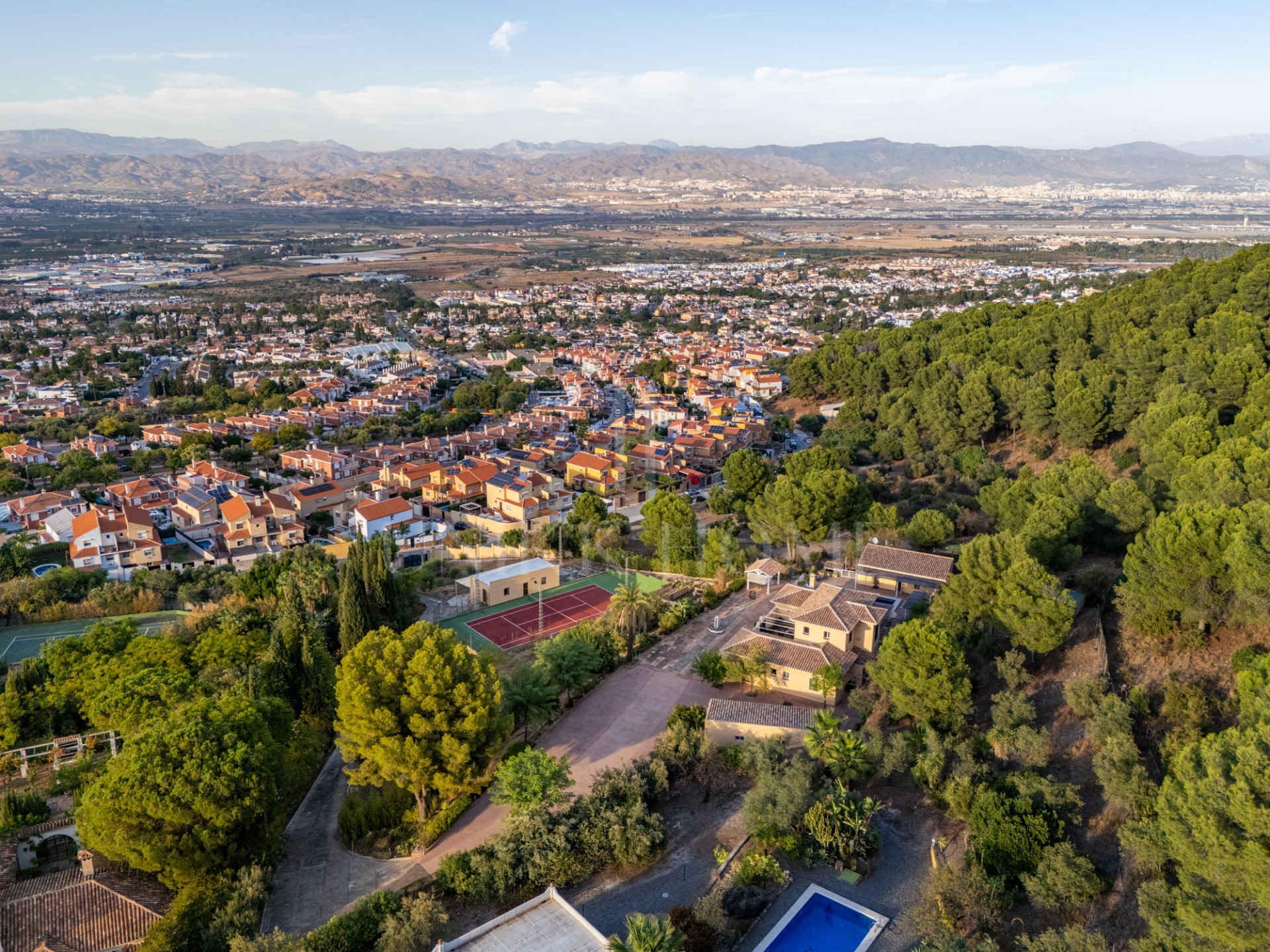 EXCLUSIVE LUXURY ESTATE WITH GUEST HOUSE, GYM, TENNIS COURT AND PANORAMIC VIEWS IN ALHAURÍN DE LA TORRE