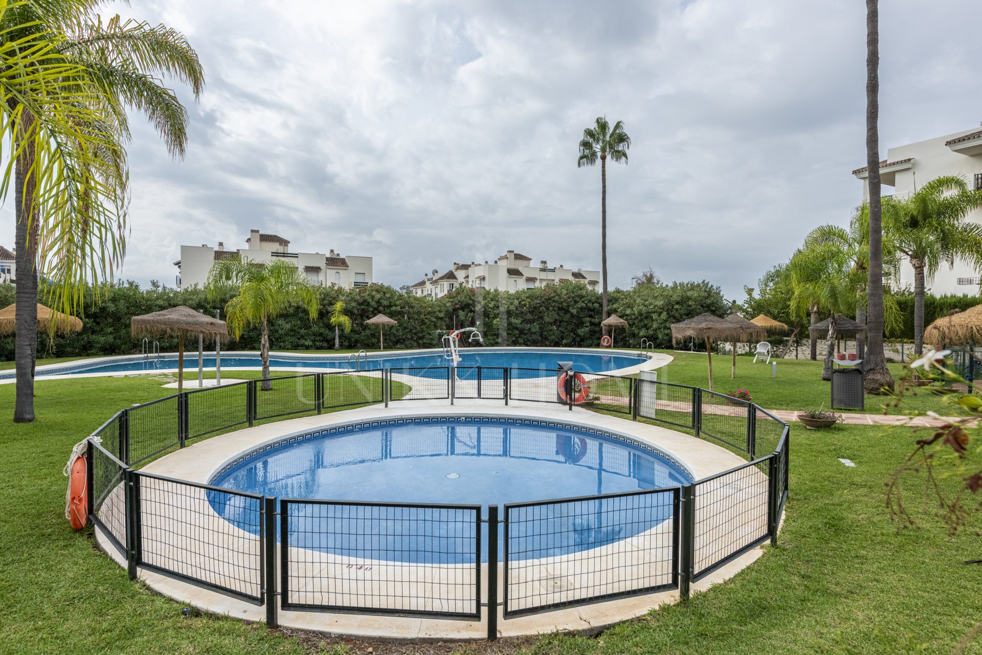APARTAMENTO DE 2 DORMITORIOS EN LORCRIMAR 3, NUEVA ANDALUCÍA – A POCA DISTANCIA A PIE DE PUERTO BANÚS