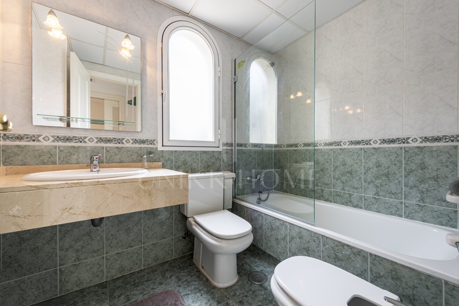 APARTAMENTO DE 2 DORMITORIOS EN LORCRIMAR 3, NUEVA ANDALUCÍA – A POCA DISTANCIA A PIE DE PUERTO BANÚS