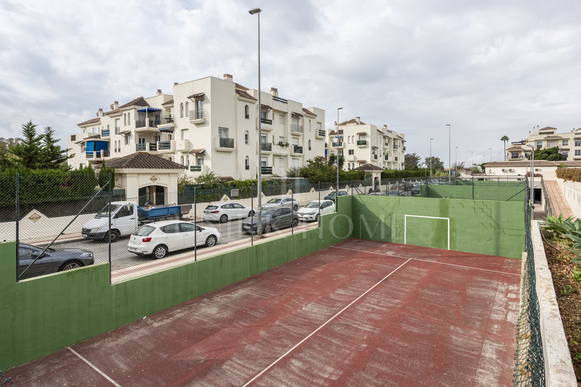 APARTAMENTO DE 2 DORMITORIOS EN LORCRIMAR 3, NUEVA ANDALUCÍA – A POCA DISTANCIA A PIE DE PUERTO BANÚS