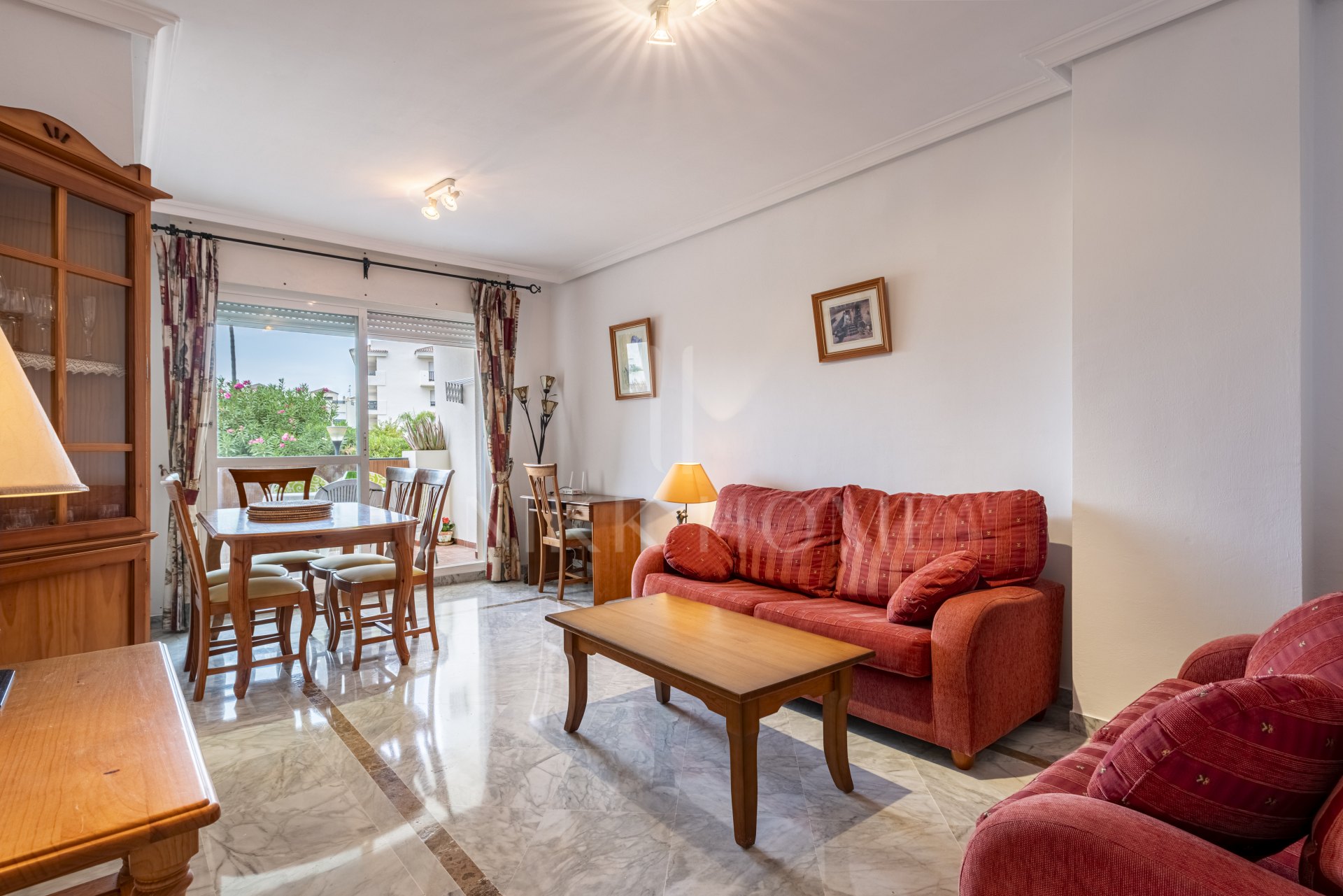 APARTAMENTO DE 2 DORMITORIOS EN LORCRIMAR 3, NUEVA ANDALUCÍA – A POCA DISTANCIA A PIE DE PUERTO BANÚS