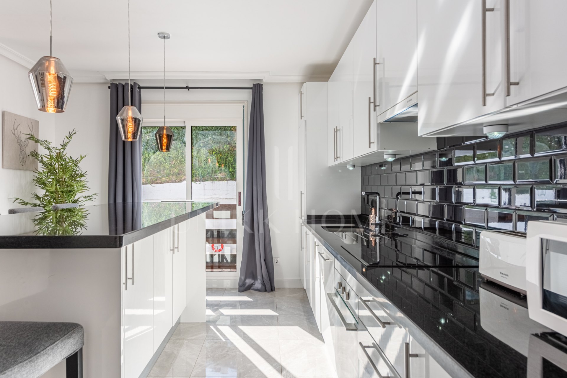 Impresionante apartamento esquinero de 3 dormitorios en La Maestranza, Nueva Andalucía