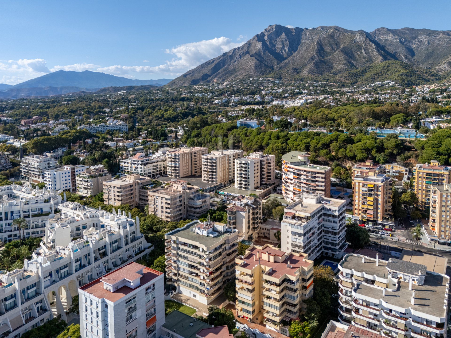 FULLY REFURBISHED 3-BEDROOM PENTHOUSE LOCATED IN MARBELLA CENTRO