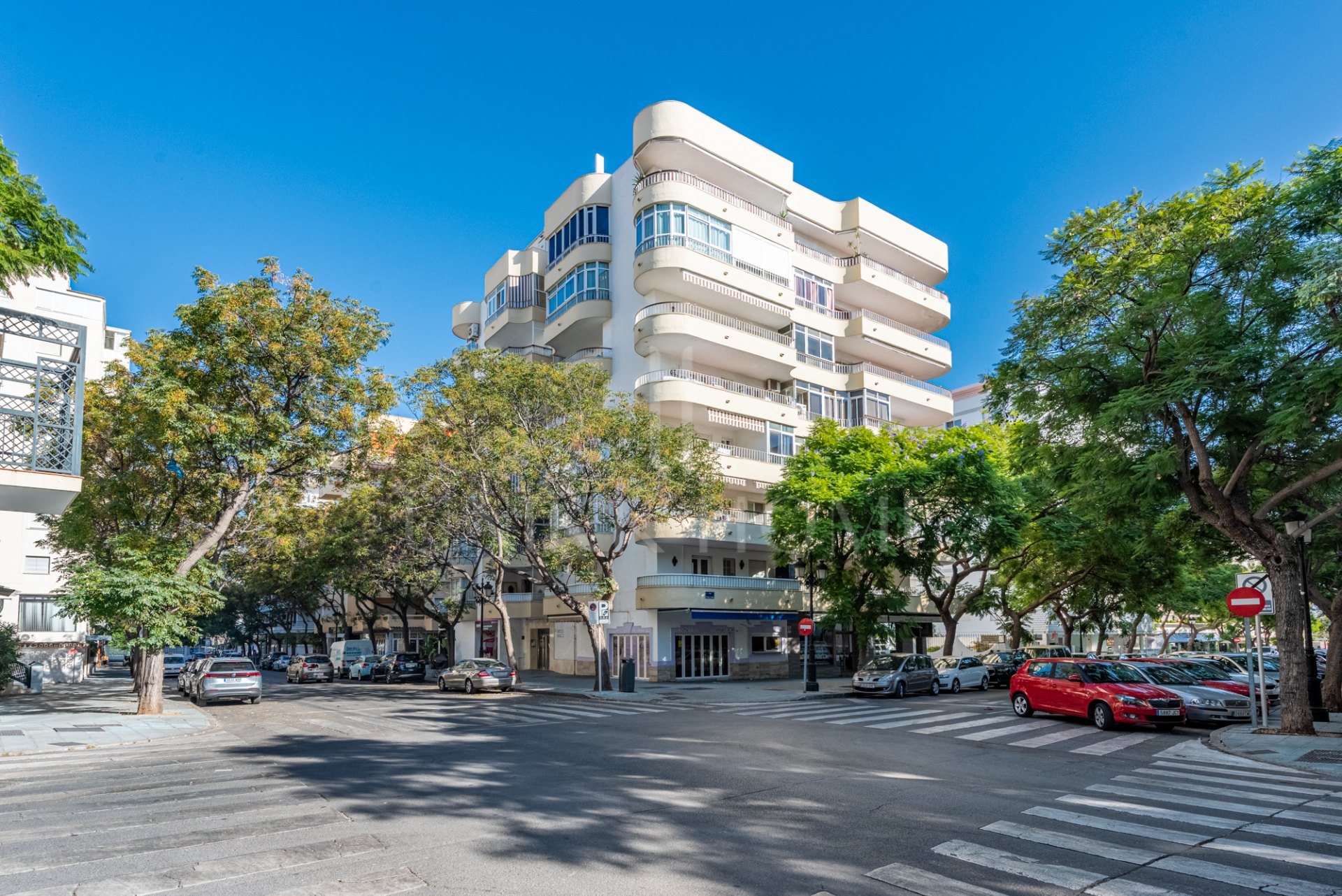 FULLY REFURBISHED 3-BEDROOM PENTHOUSE LOCATED IN MARBELLA CENTRO