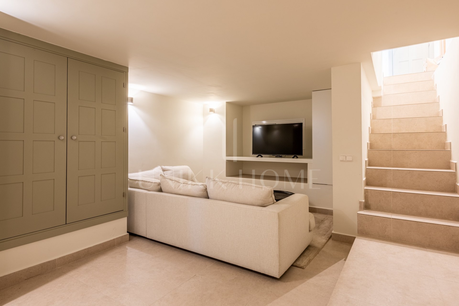 Charming Townhouse in Altos de Los Monteros