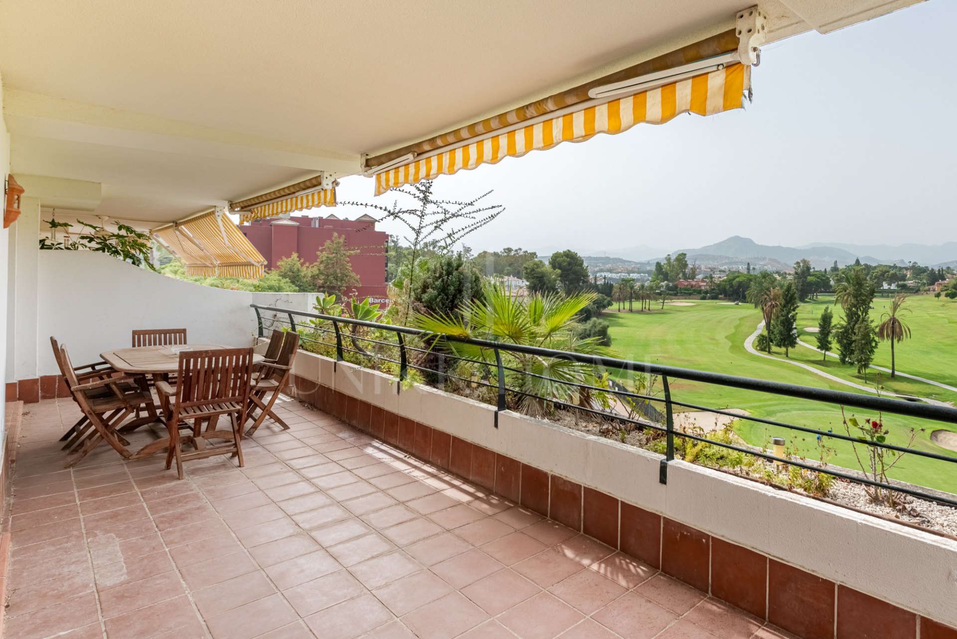 Ático Dúplex en Primera Línea de Golf con Vistas a la Montaña en Guadalmina Alta