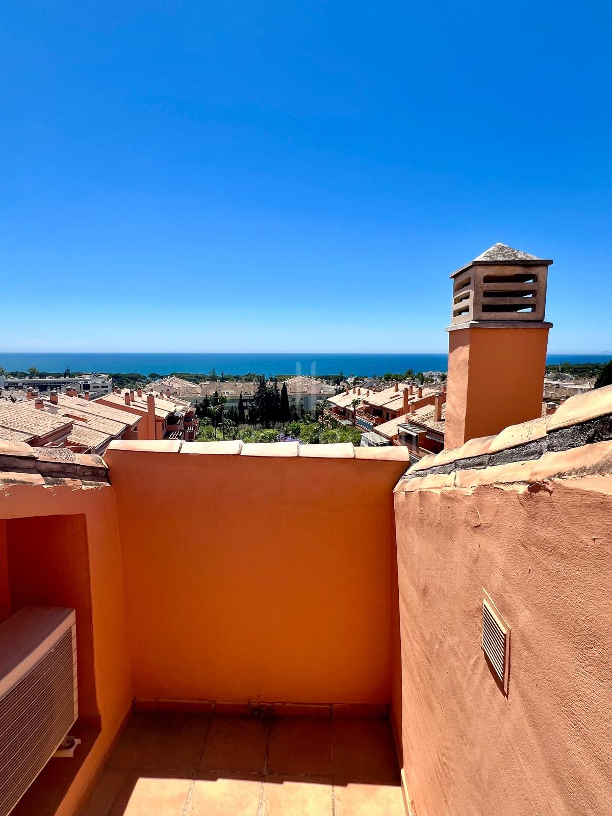 Fabuloso Ático-Dúplex Todo Exterior con Vistas al Mar y Zonas Verdes en la Milla de Oro de Marbella