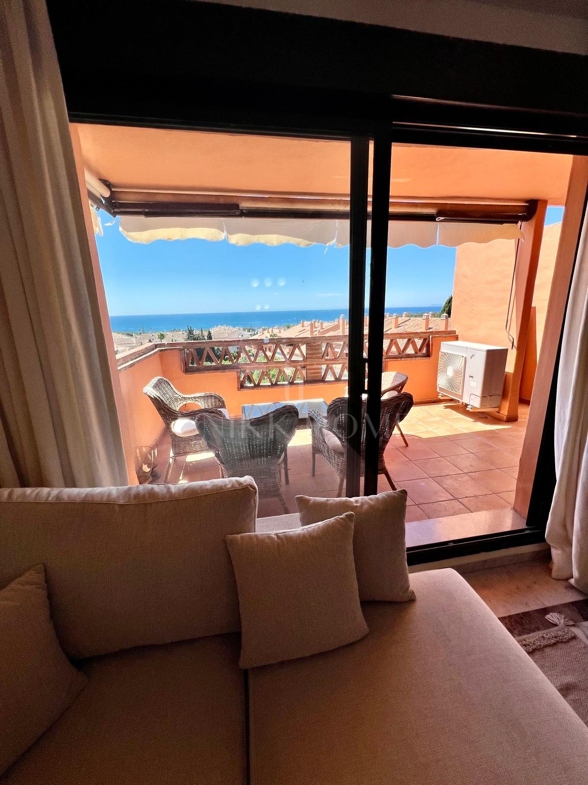 Fabuloso Ático-Dúplex Todo Exterior con Vistas al Mar y Zonas Verdes en la Milla de Oro de Marbella