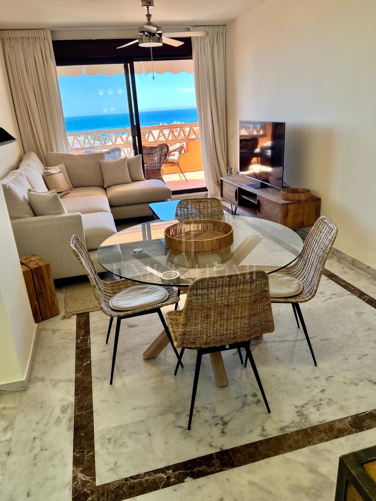 Fabuloso Ático-Dúplex Todo Exterior con Vistas al Mar y Zonas Verdes en la Milla de Oro de Marbella