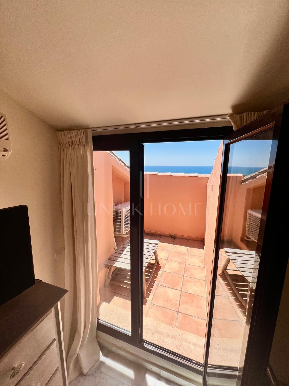 Fabuloso Ático-Dúplex Todo Exterior con Vistas al Mar y Zonas Verdes en la Milla de Oro de Marbella