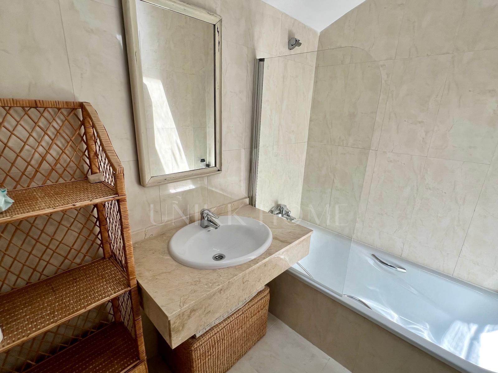 Fabuloso Ático-Dúplex Todo Exterior con Vistas al Mar y Zonas Verdes en la Milla de Oro de Marbella