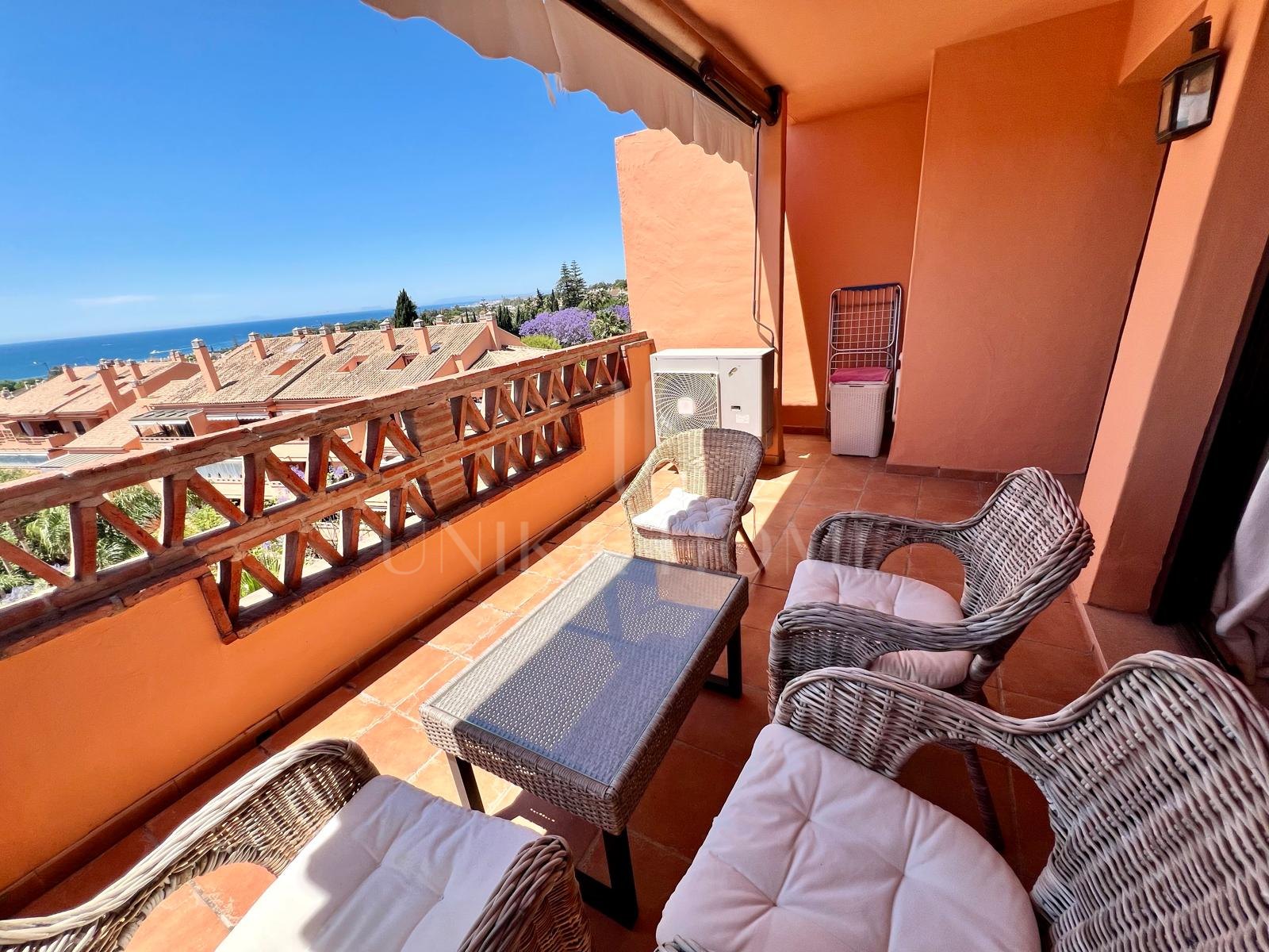 Fabuloso Ático-Dúplex Todo Exterior con Vistas al Mar y Zonas Verdes en la Milla de Oro de Marbella