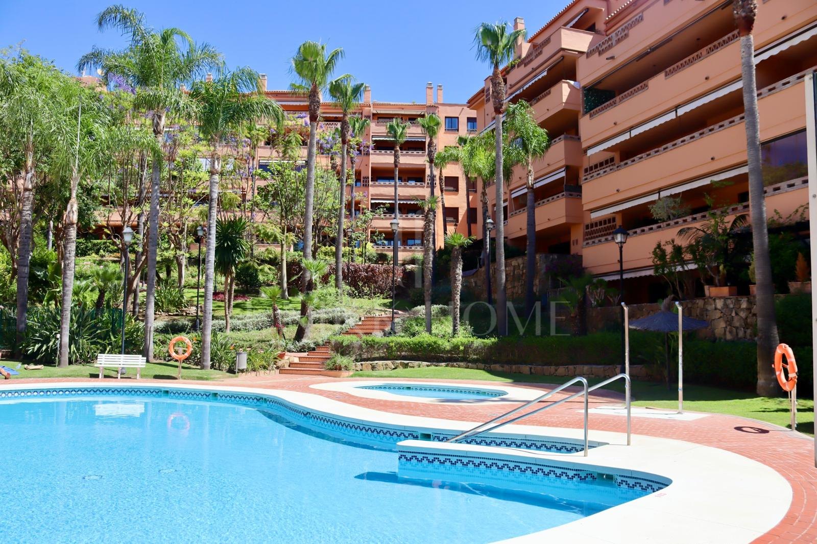 Fabuloso Ático-Dúplex Todo Exterior con Vistas al Mar y Zonas Verdes en la Milla de Oro de Marbella