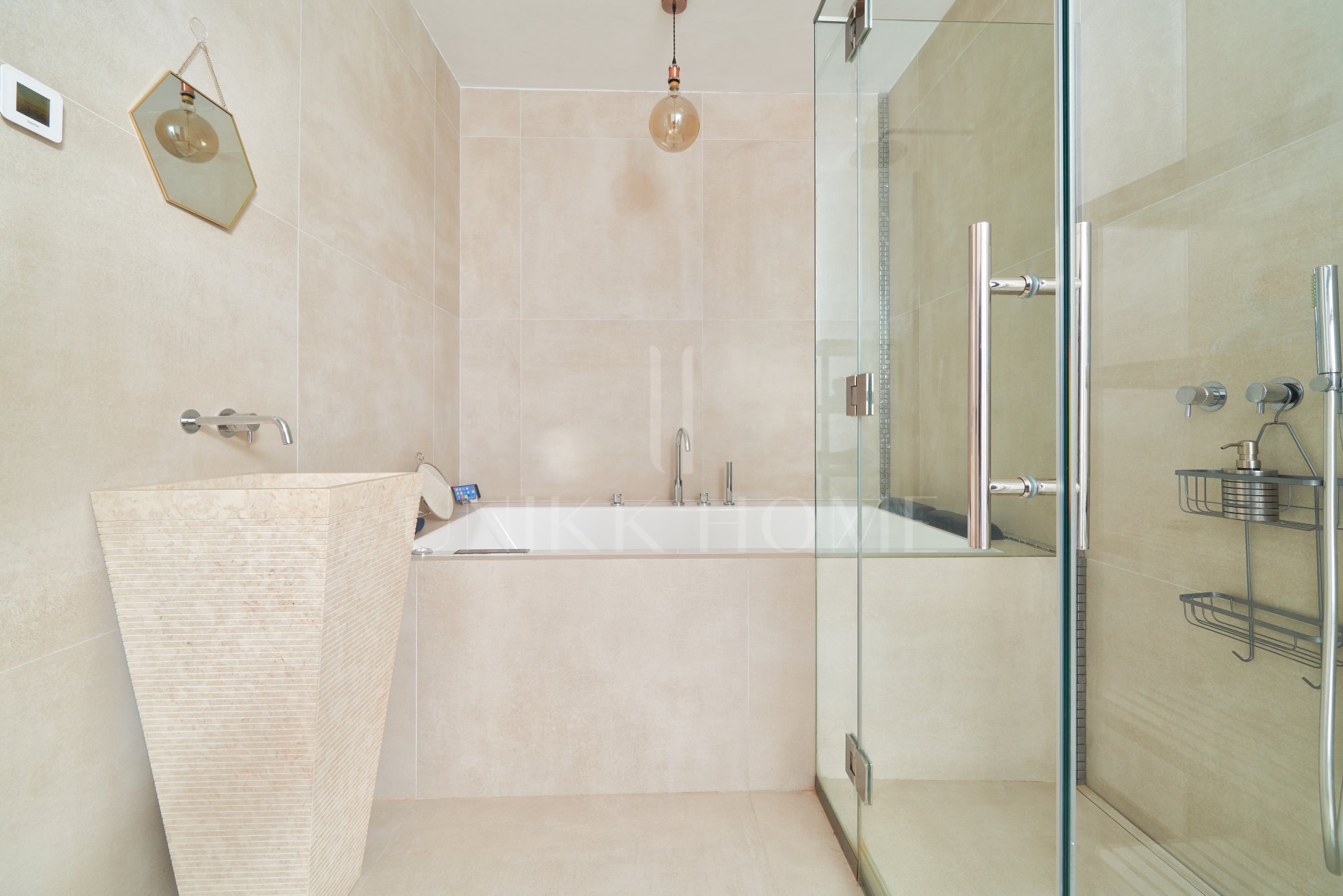 Modern and Spacious Apartment for Sale in a Prestigious Area of Marbella – Steps from the Beach