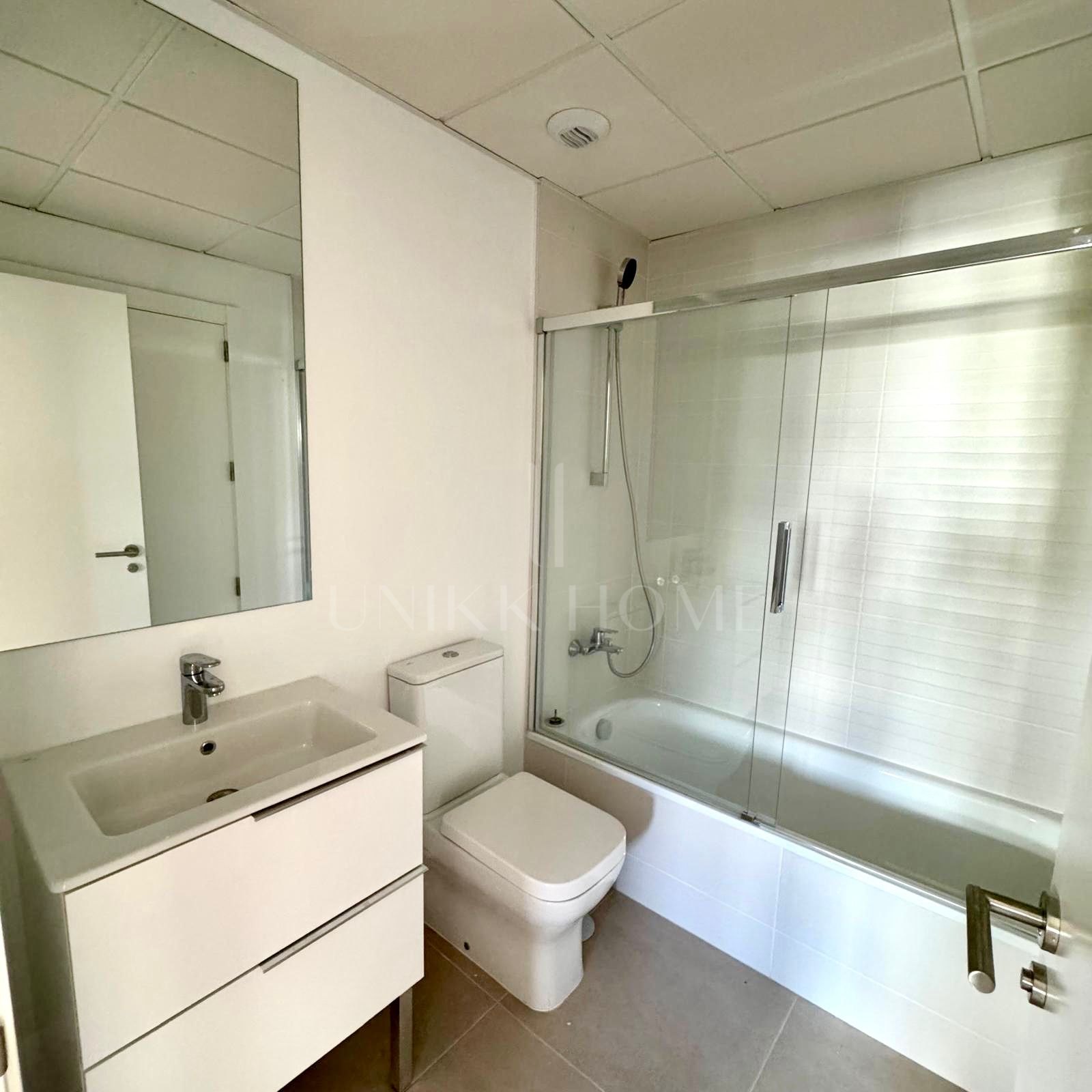 Bright 2-bedroom apartment within the exclusive Aquagardens urbanisation