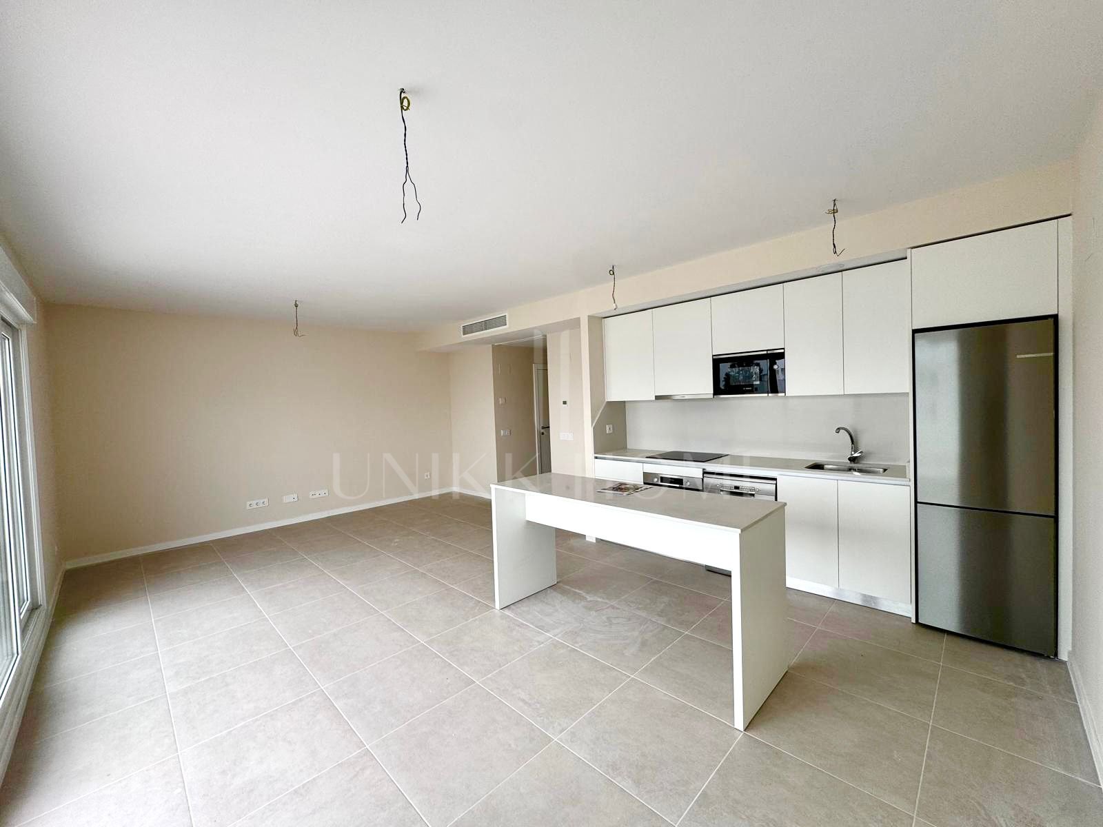 Bright 2-bedroom apartment within the exclusive Aquagardens urbanisation