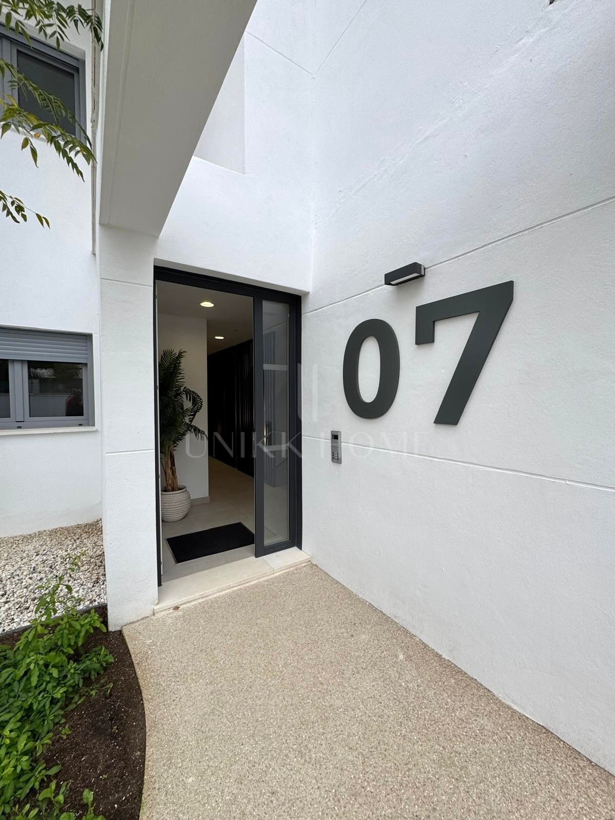 Bright 2-bedroom apartment within the exclusive Aquagardens urbanisation